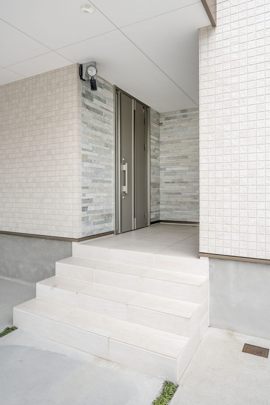 コンクリートの階段アプローチがある石の外壁の玄関・デザイン住宅 注文住宅・デザイン住宅建築実例_『CASE581 Tcourt』_外観