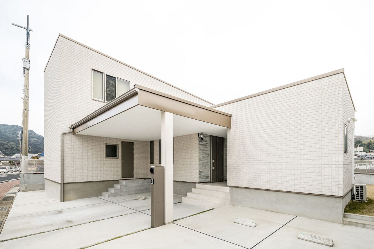 玄関が二つある白い外壁の家・デザイン住宅 注文住宅・デザイン住宅建築実例_『CASE581 Tcourt』_外観