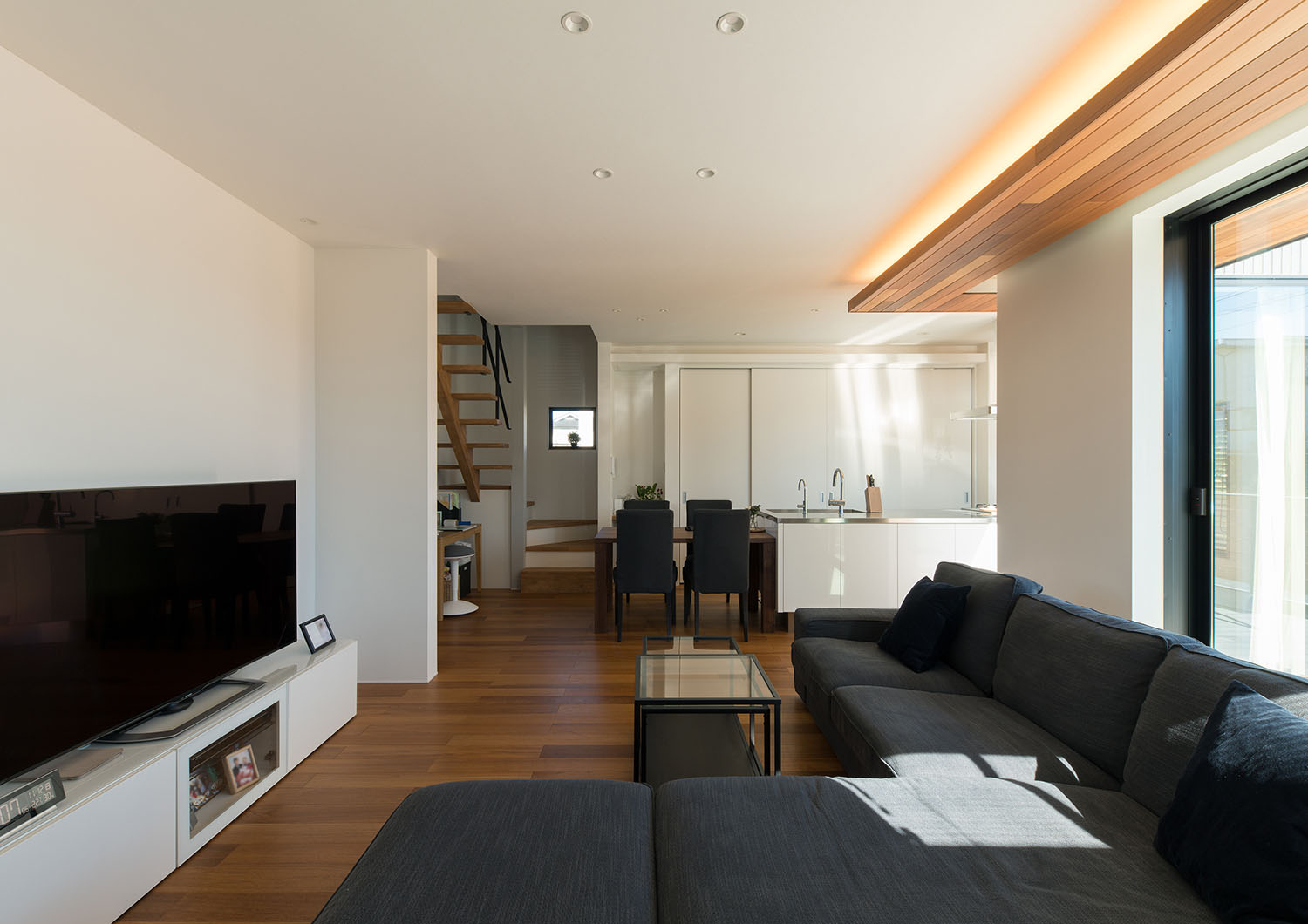 L字ソファのあるフローリングのLDK・デザイン住宅 注文住宅・デザイン住宅建築実例_『CASE591 Moist』_LDK