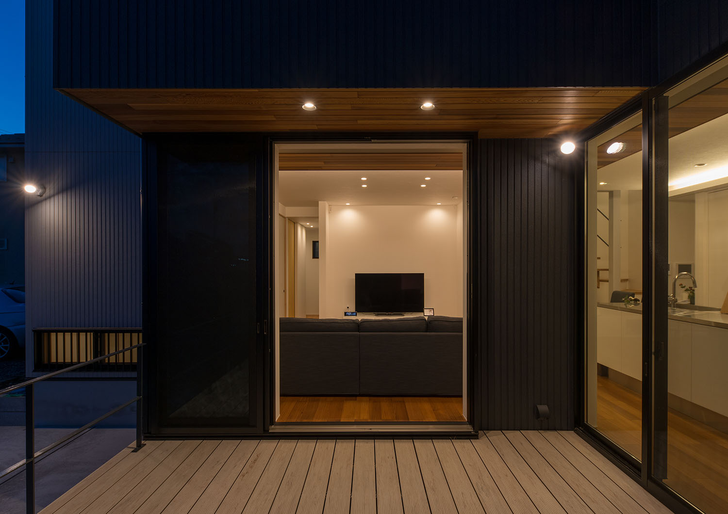 LDKとフラットに繋がるテラス・デザイン住宅 注文住宅・デザイン住宅建築実例_『CASE591 Moist』_テラス・バルコニー