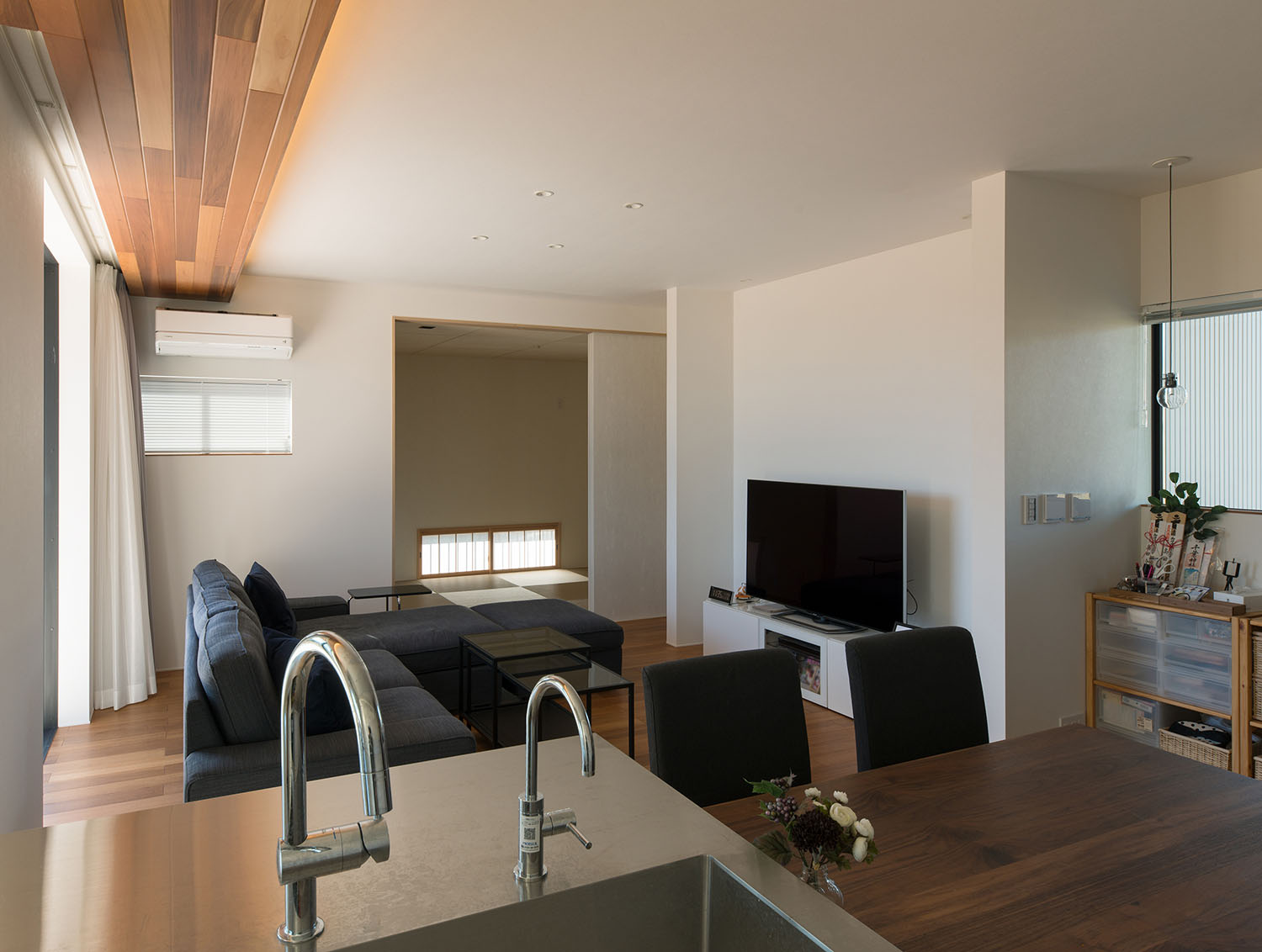 一角に引き戸で仕切られた和室があるLDK・デザイン住宅 注文住宅・デザイン住宅建築実例_『CASE591 Moist』_LDK