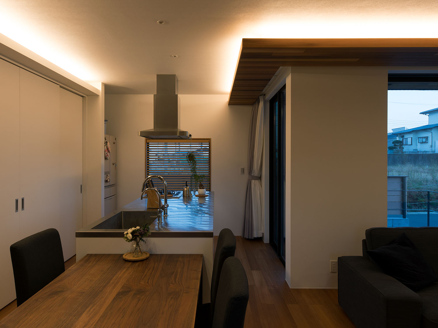 壁際や窓際の間接照明に照らされるLDK・デザイン住宅 注文住宅・デザイン住宅建築実例_『CASE591 Moist』_LDK