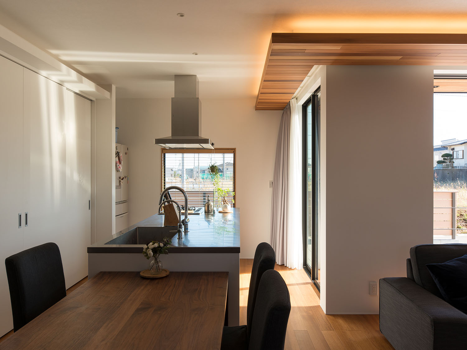 アイランドキッチンと一体型のダイニングテーブルがあるLDK・デザイン住宅 注文住宅・デザイン住宅建築実例_『CASE591 Moist』_LDK