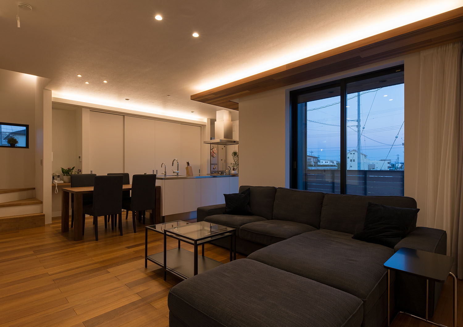 壁際や窓際に間接照明を取り付けたLDK・デザイン住宅 注文住宅・デザイン住宅建築実例_『CASE591 Moist』_LDK