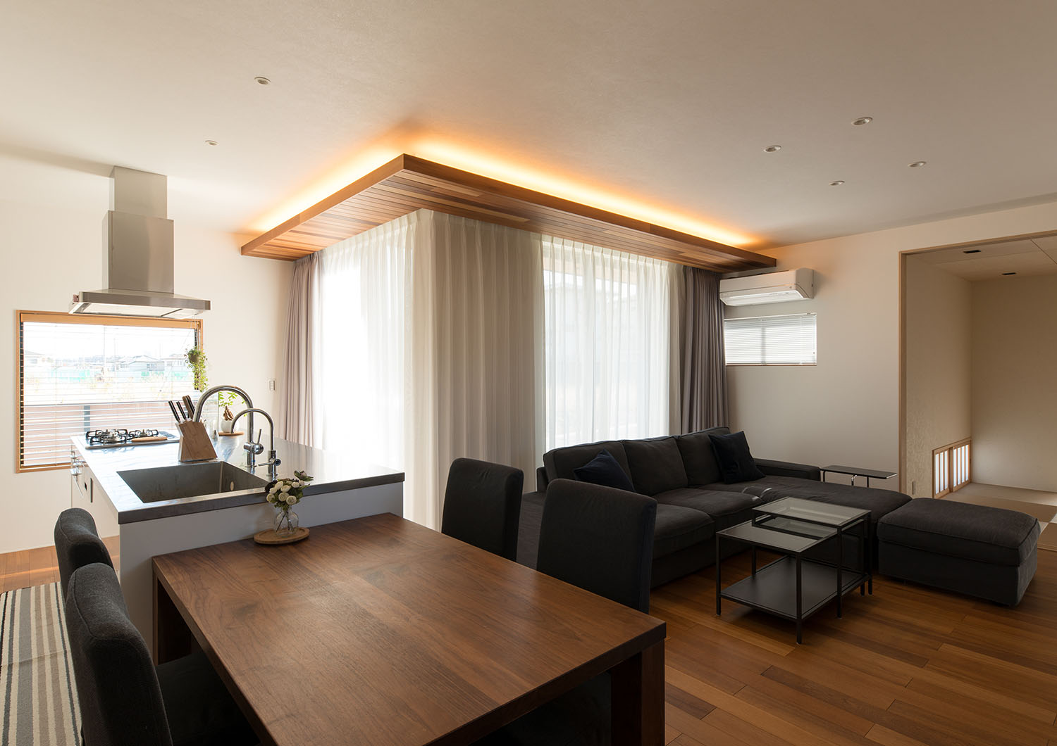 テラスを囲むように窓を設けた、窓際に下がり天井があるLDK・デザイン住宅 注文住宅・デザイン住宅建築実例_『CASE591 Moist』_LDK