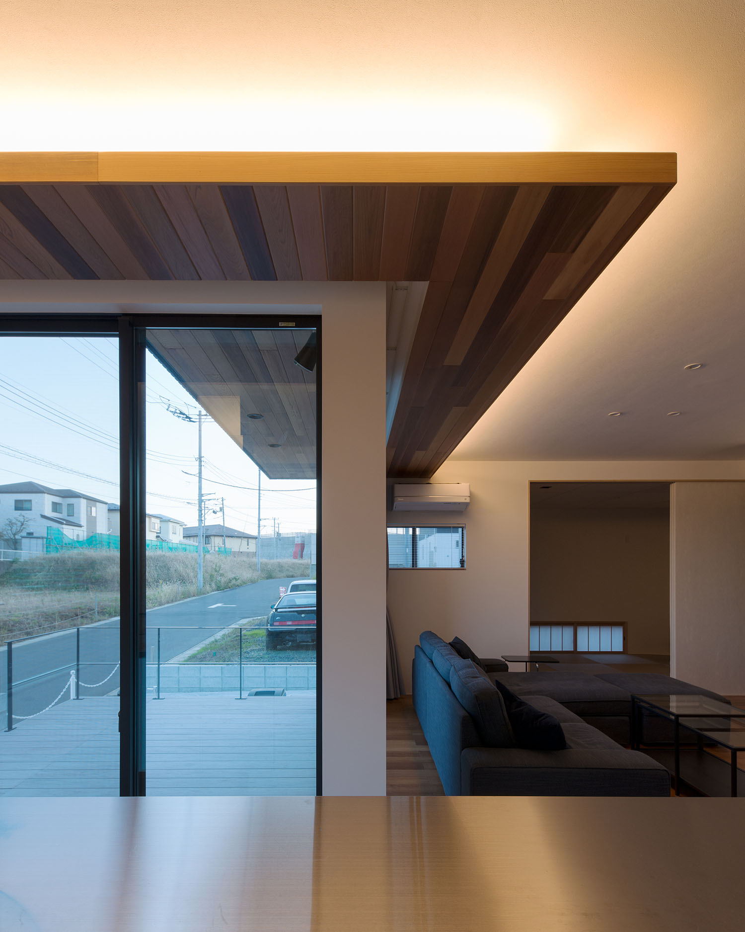 間接照明を取り付けた木目の下がり天井がある窓際・デザイン住宅 注文住宅・デザイン住宅建築実例_『CASE591 Moist』_LDK