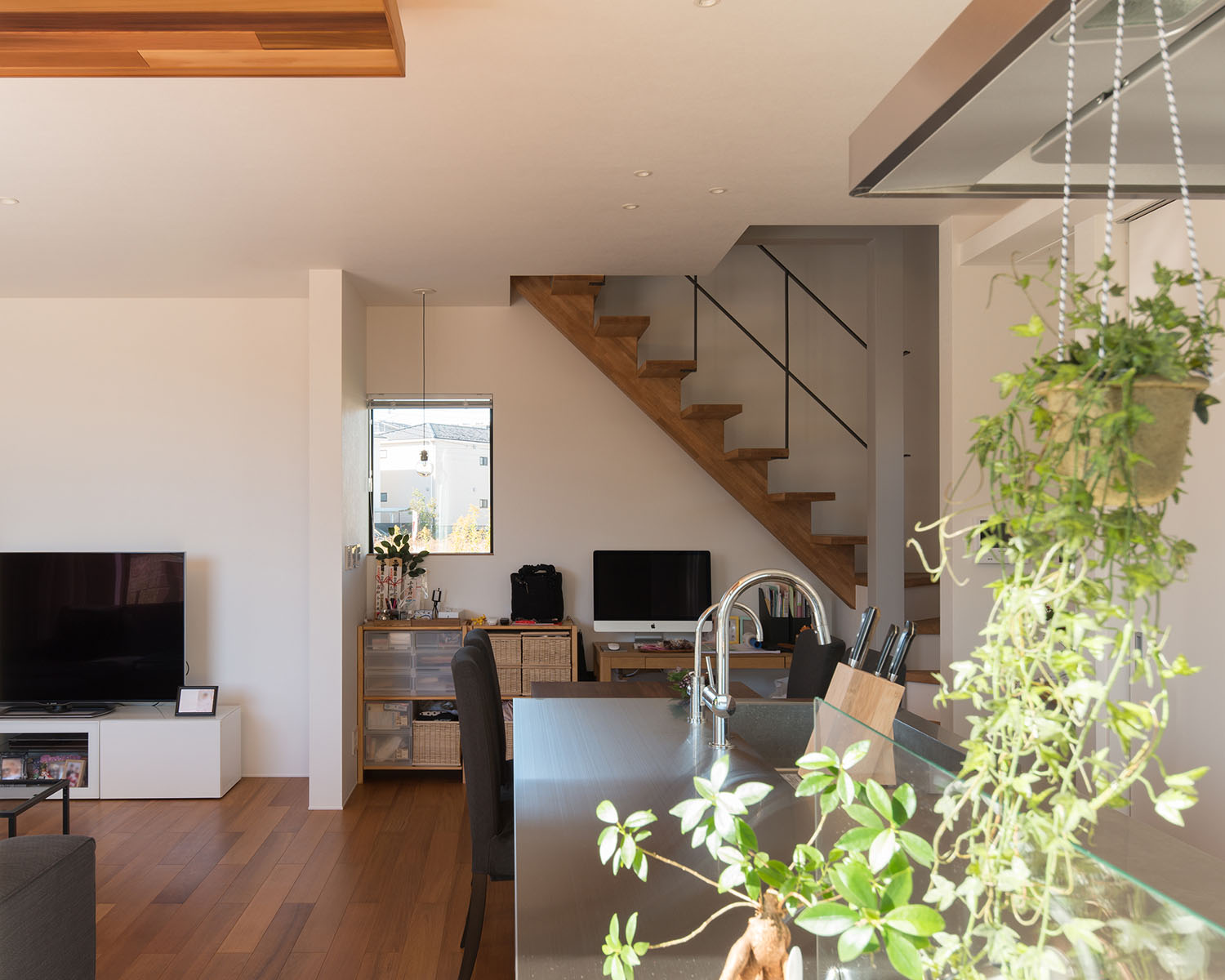 壁付けデスクのワークスペースがある緑を飾ったLDK・デザイン住宅 注文住宅・デザイン住宅建築実例_『CASE591 Moist』_LDK