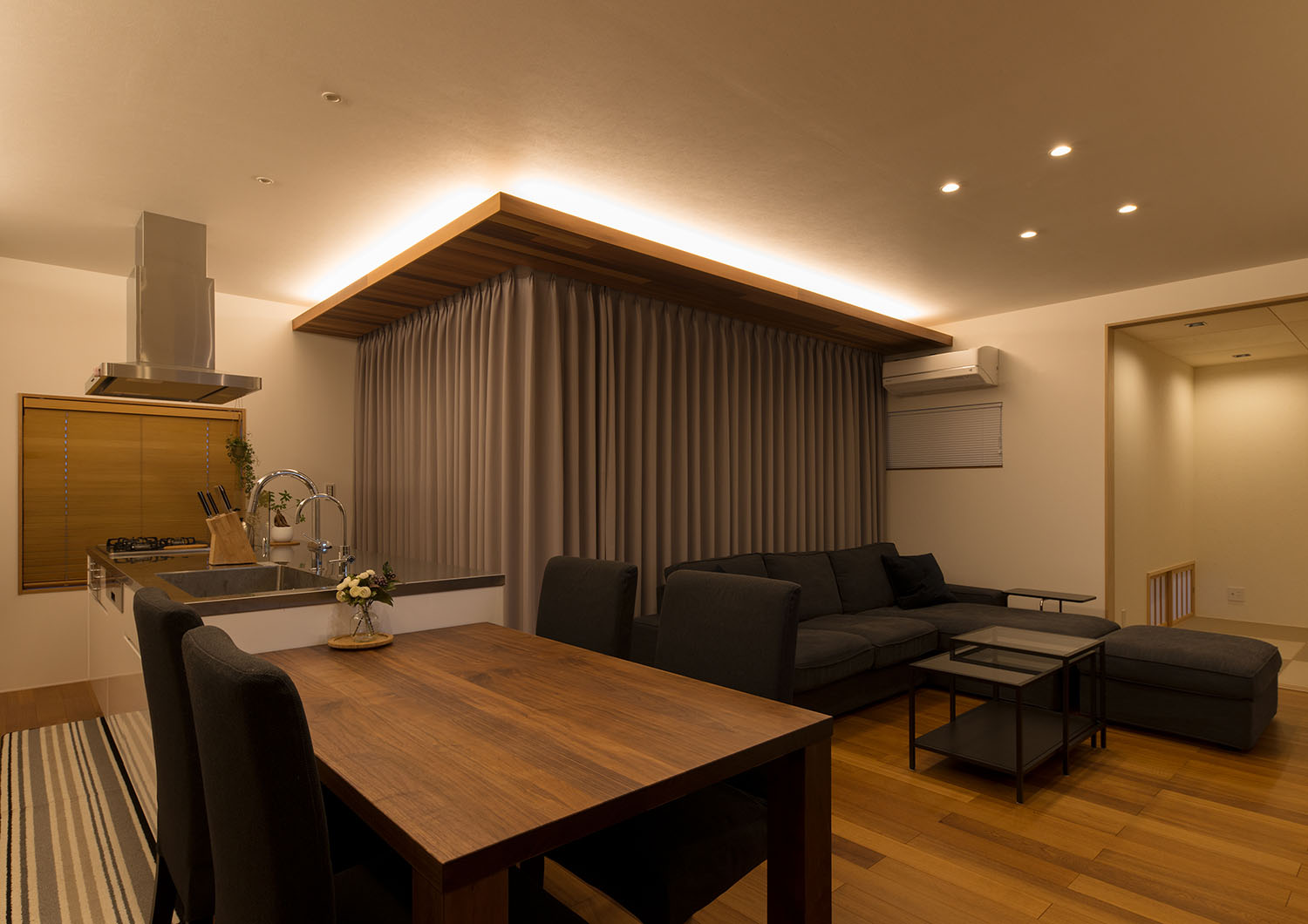 窓際の下がり天井に間接照明を取り付けたLDK・デザイン住宅 注文住宅・デザイン住宅建築実例_『CASE591 Moist』_LDK
