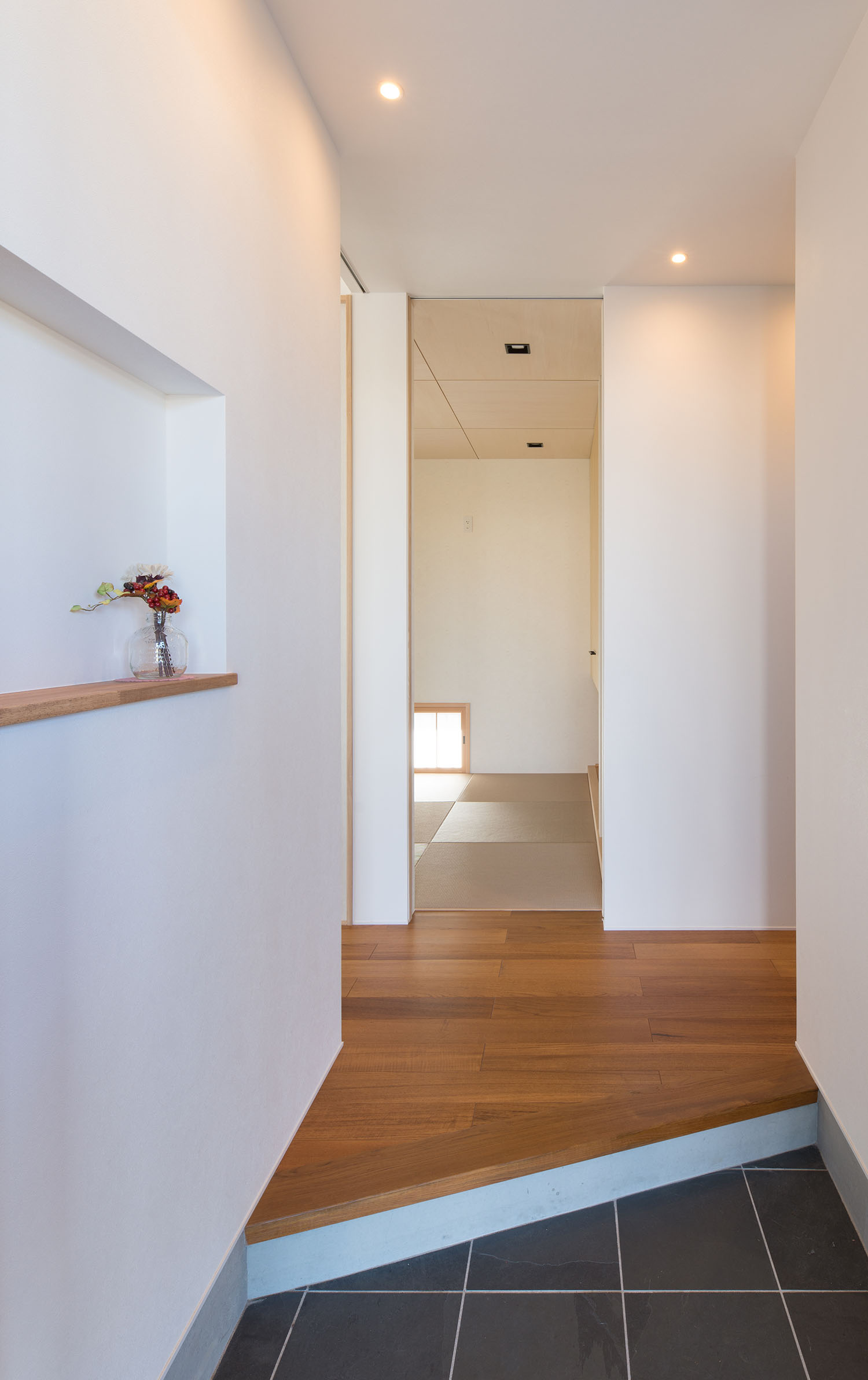 白い壁にニッチが作られた玄関・デザイン住宅 注文住宅・デザイン住宅建築実例_『CASE591 Moist』_玄関