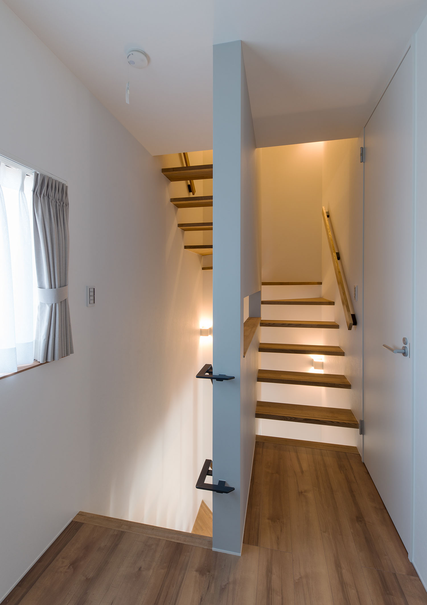 フローリングと同じ素材を使ったスケルトン階段・デザイン住宅 注文住宅・デザイン住宅建築実例_『CASE591 Moist』_階段