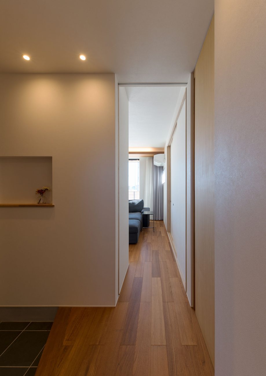 廊下からLDKが見える様子・デザイン住宅 注文住宅・デザイン住宅建築実例_『CASE591 Moist』_玄関