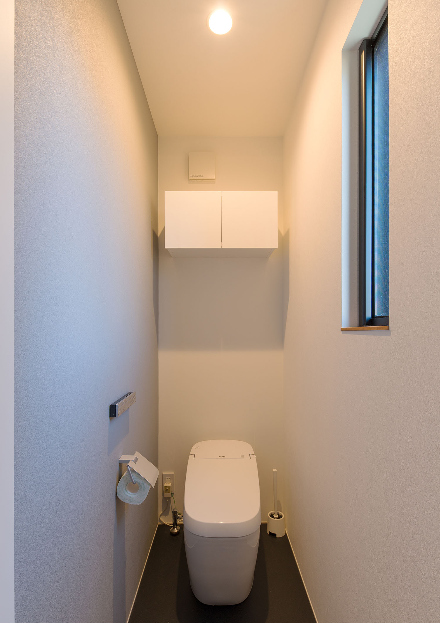 浮いたデザインの収納があるトイレ・デザイン住宅 注文住宅・デザイン住宅建築実例_『CASE591 Moist』_トイレ