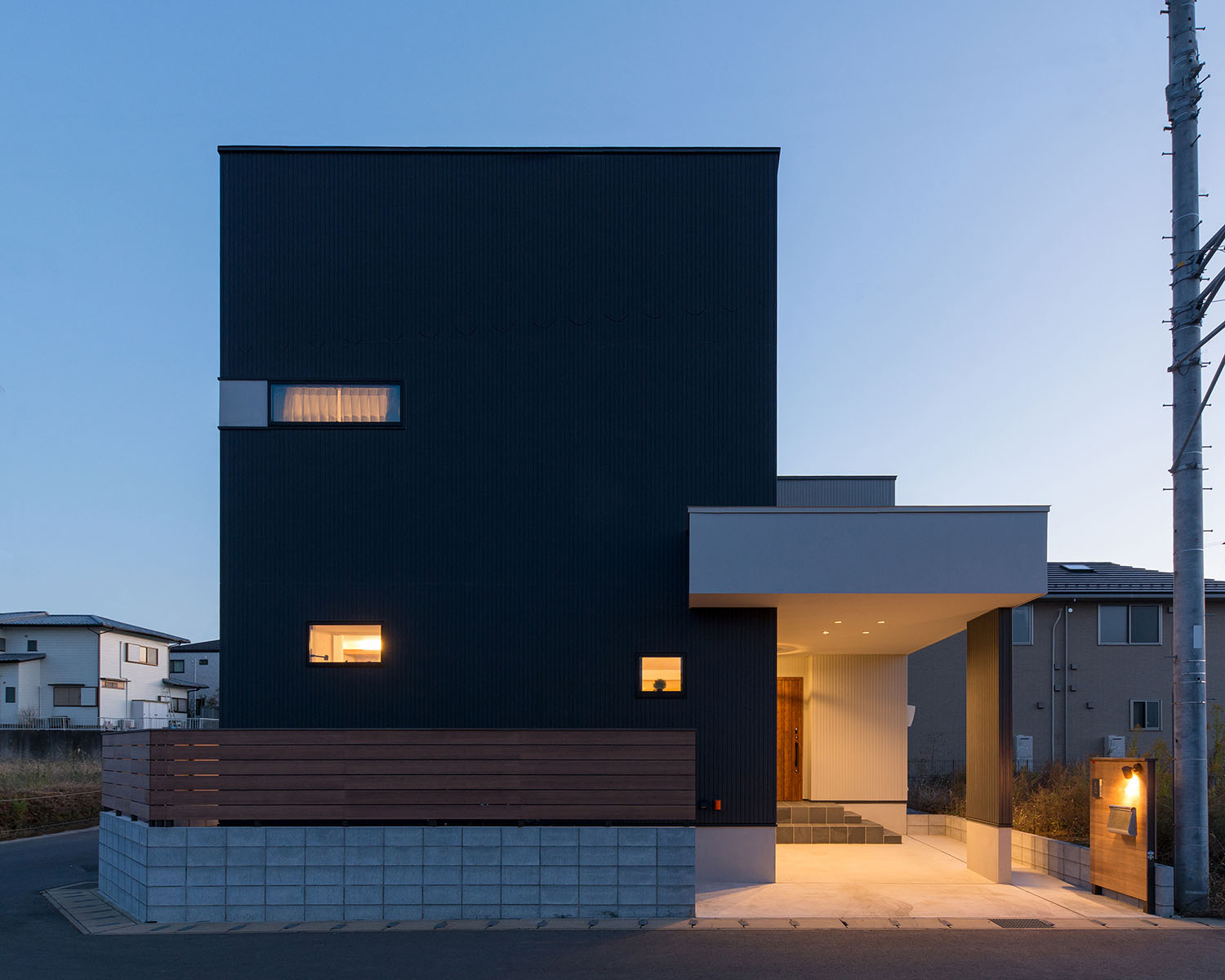 小さな窓が設けられたキューブ状の外観の家・デザイン住宅 注文住宅・デザイン住宅建築実例_『CASE591 Moist』_外観