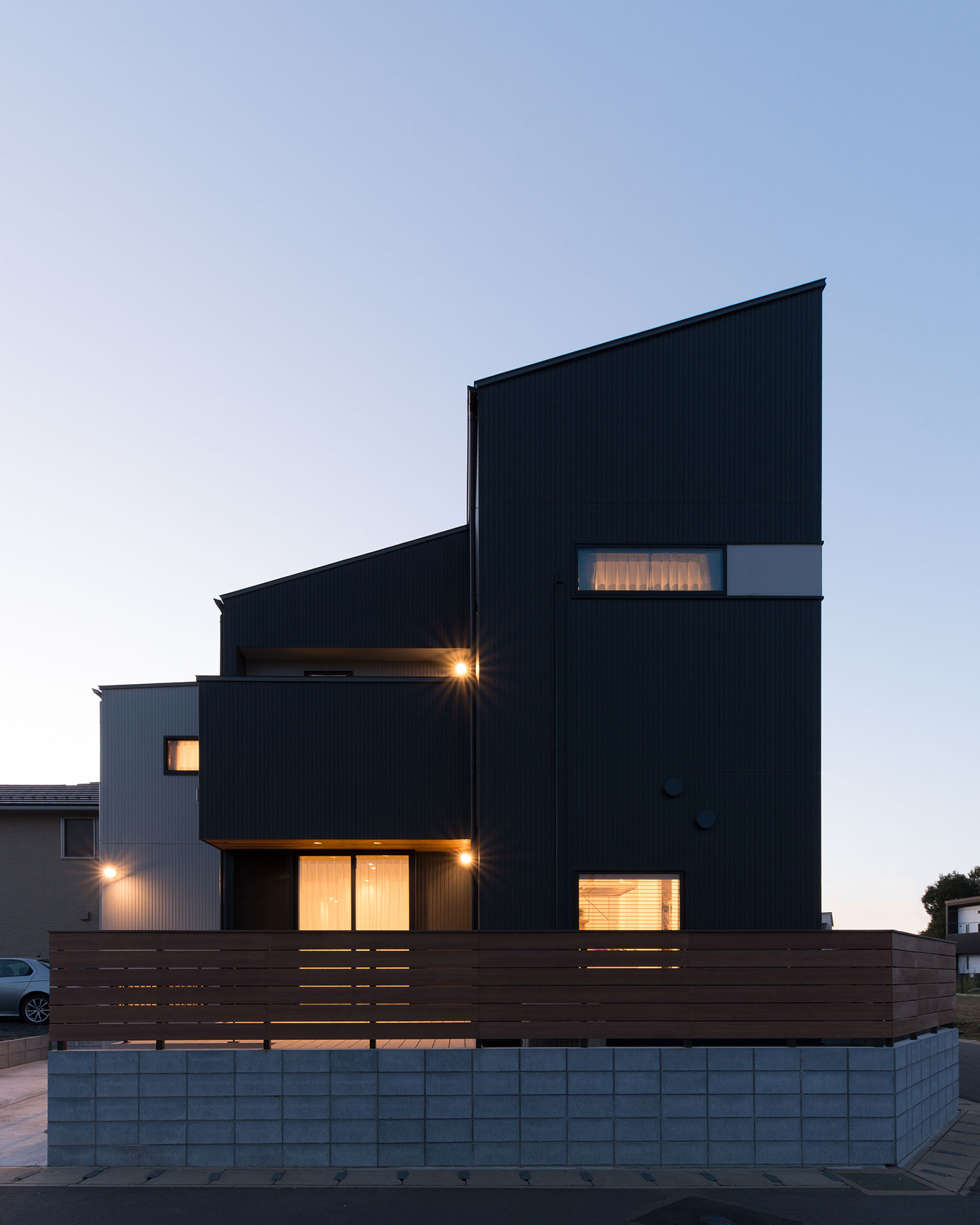 ブロック塀と木の目隠しが家の周りに設けられた斜め屋根の家・デザイン住宅 注文住宅・デザイン住宅建築実例_『CASE591 Moist』_外観