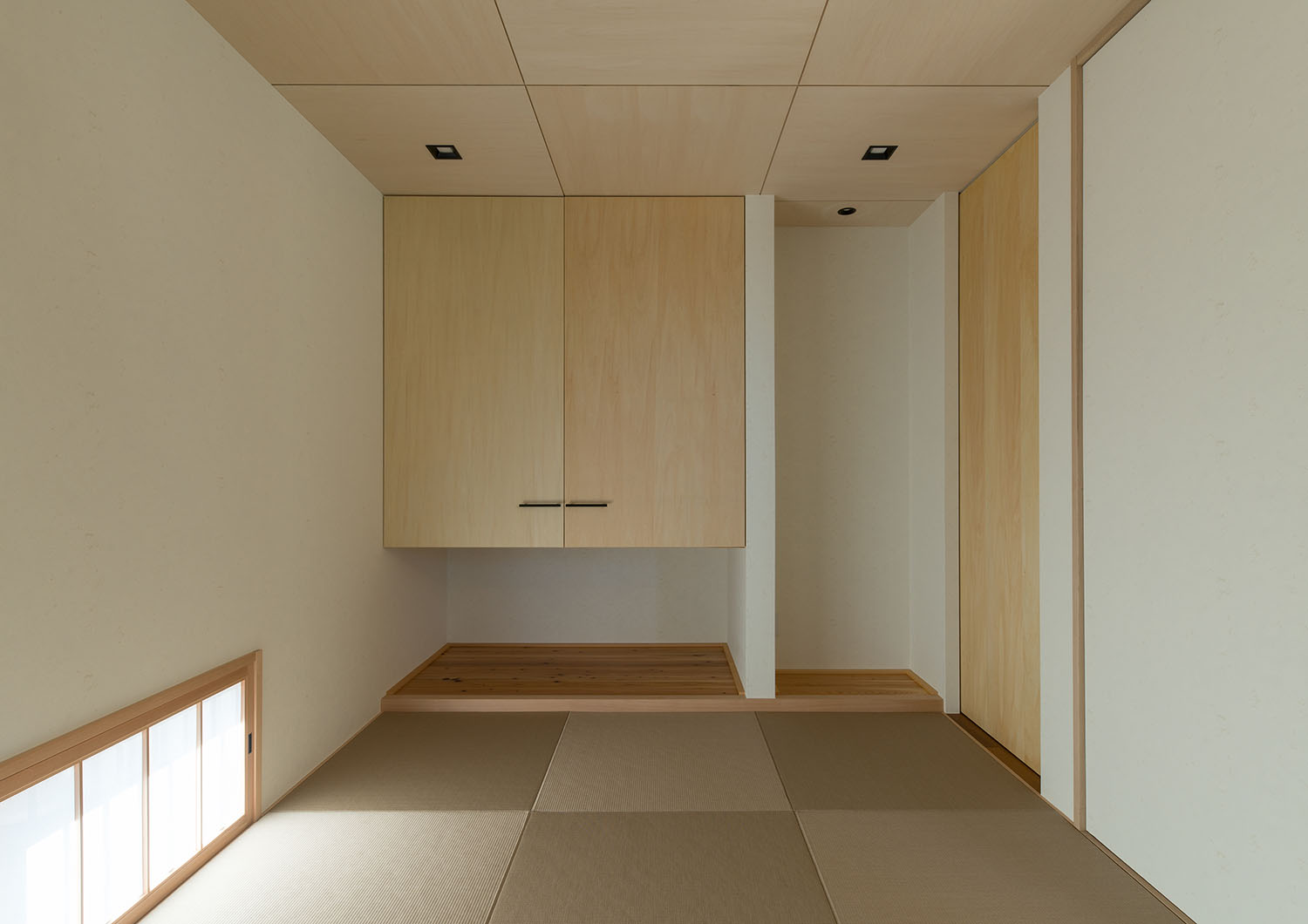 地窓や浮いた吊り収納がある琉球畳の和室・デザイン住宅 注文住宅・デザイン住宅建築実例_『CASE591 Moist』_和室