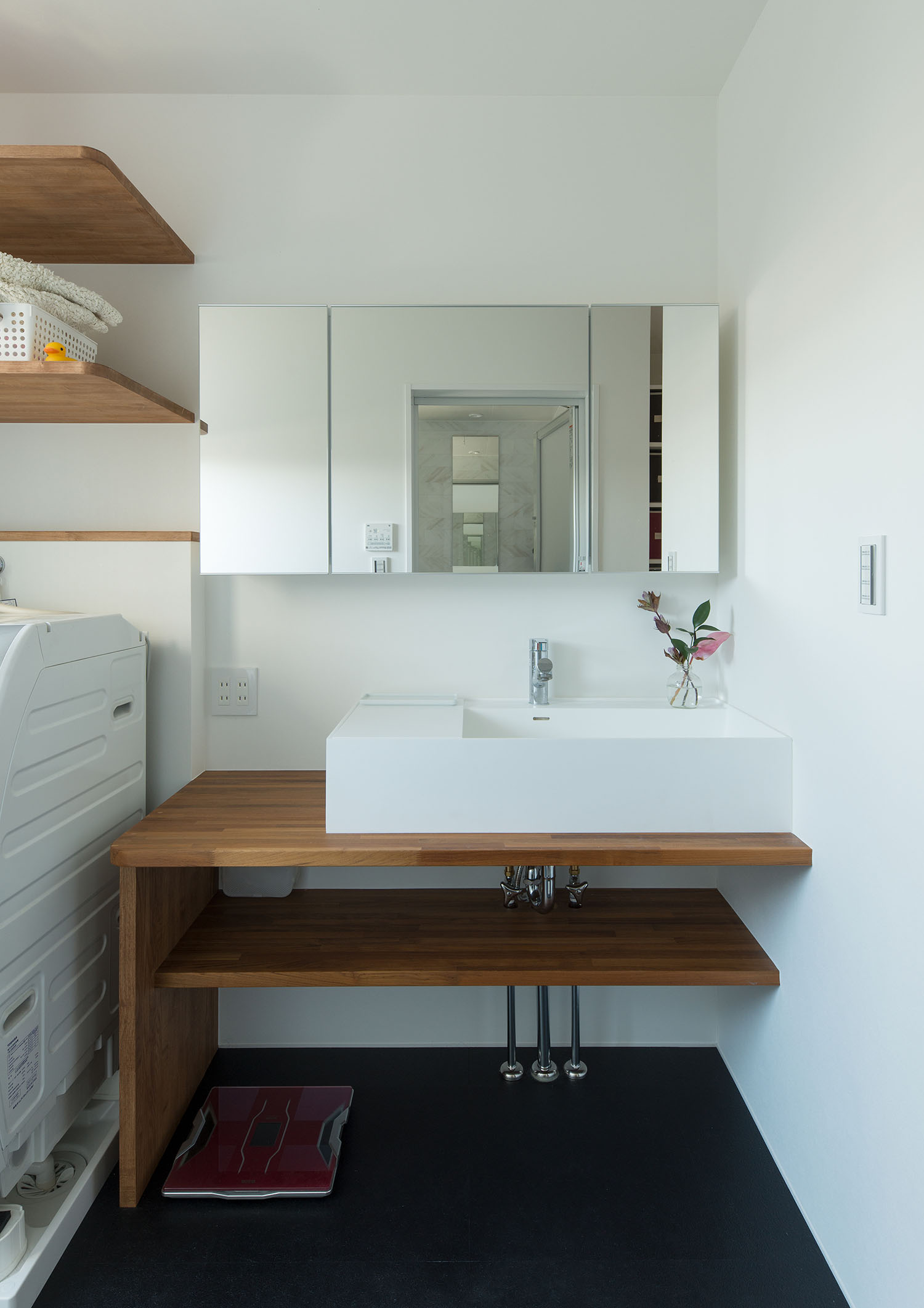 ミラーキャビネットや洗面台下の収納スペースがある洗面所・デザイン住宅 注文住宅・デザイン住宅建築実例_『CASE591 Moist』_浴室・洗面所