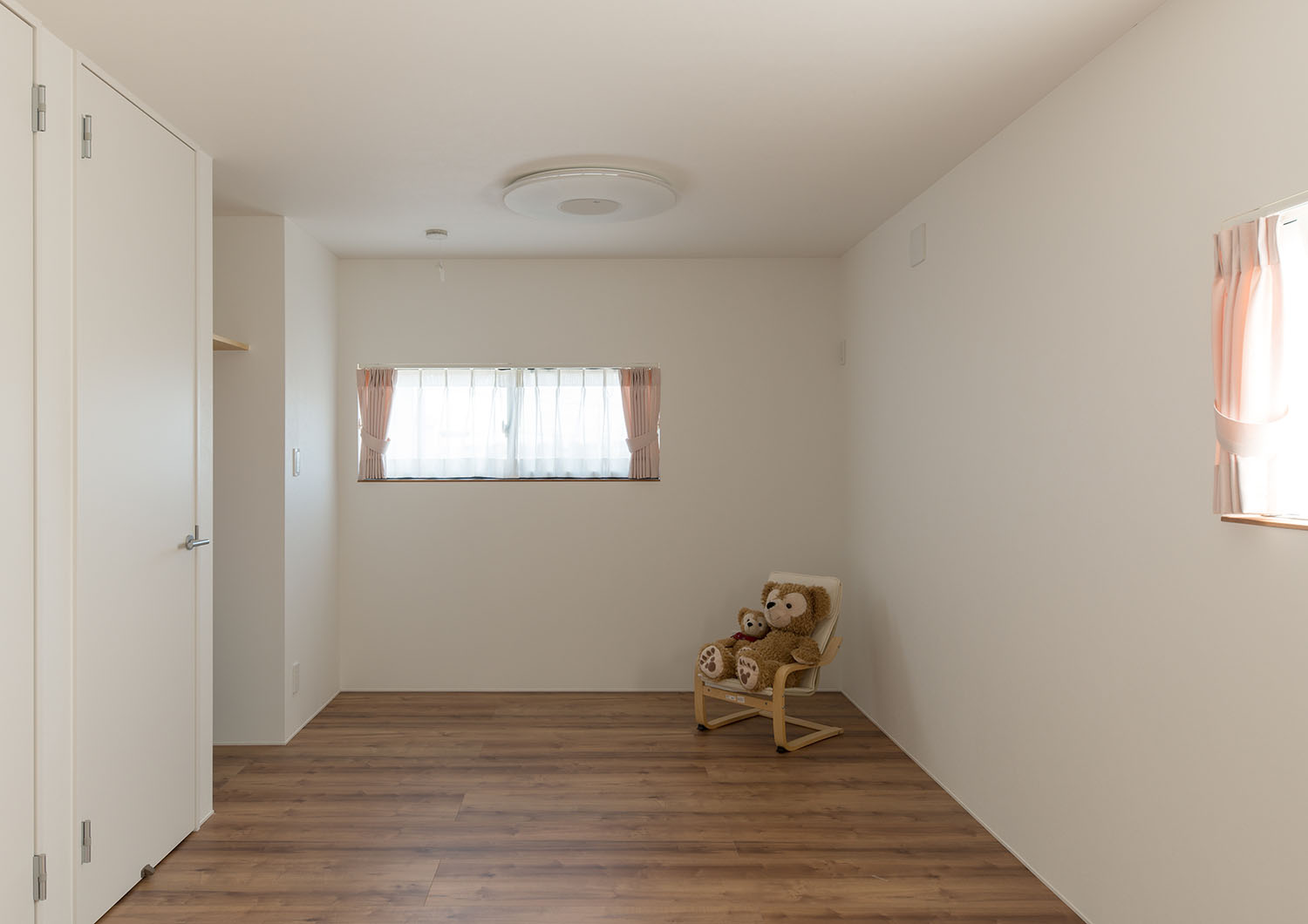 小さな窓がある椅子が置かれた子供部屋・デザイン住宅 注文住宅・デザイン住宅建築実例_『CASE591 Moist』_子供部屋