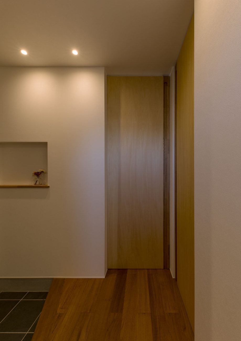 壁と一体化するような引き戸がある廊下・デザイン住宅 注文住宅・デザイン住宅建築実例_『CASE591 Moist』_玄関