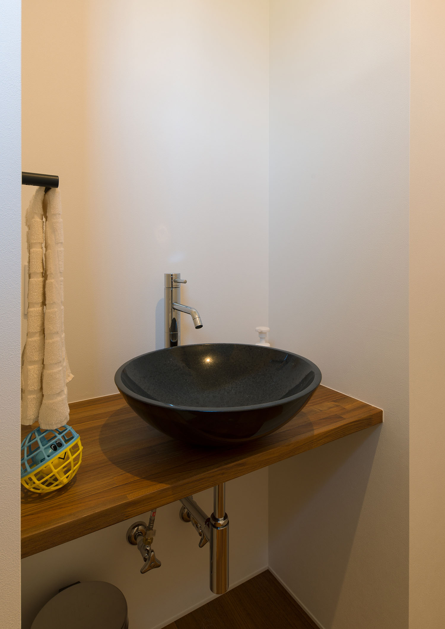 黒くて丸い洗面ボウルがある手洗いカウンター・デザイン住宅 注文住宅・デザイン住宅建築実例_『CASE591 Moist』_浴室・洗面所