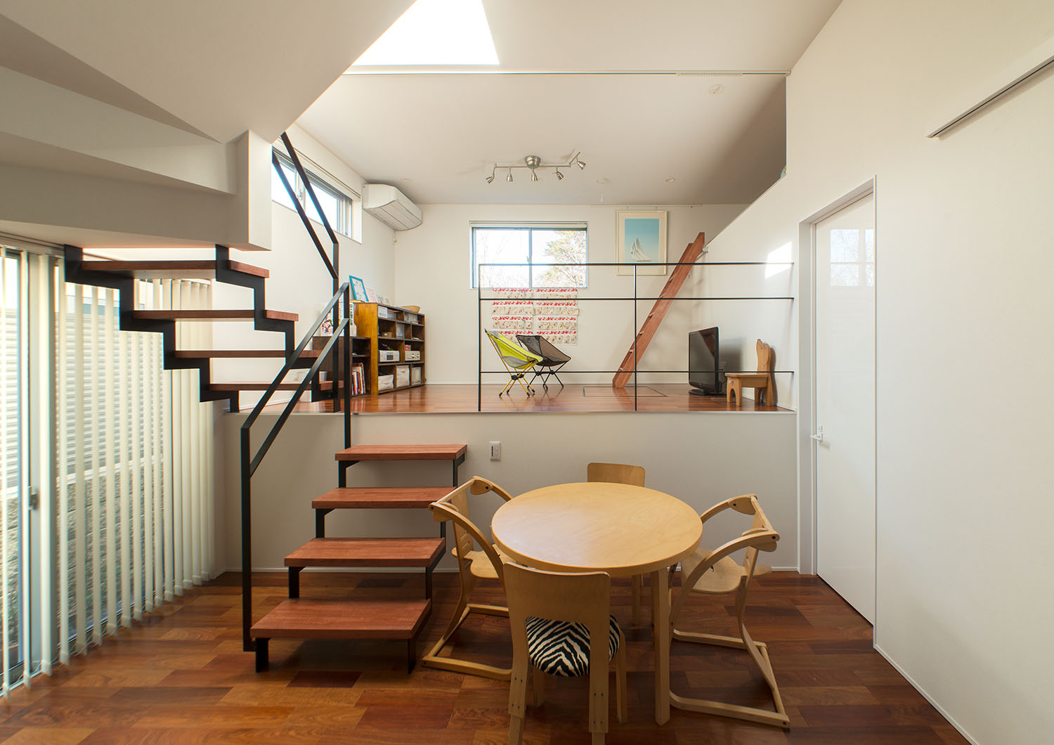 フローリングの色をそろえたスキップフロアがあるLDK・デザイン住宅 注文住宅・デザイン住宅建築実例_『CASE625 ヒカリの家』_LDK