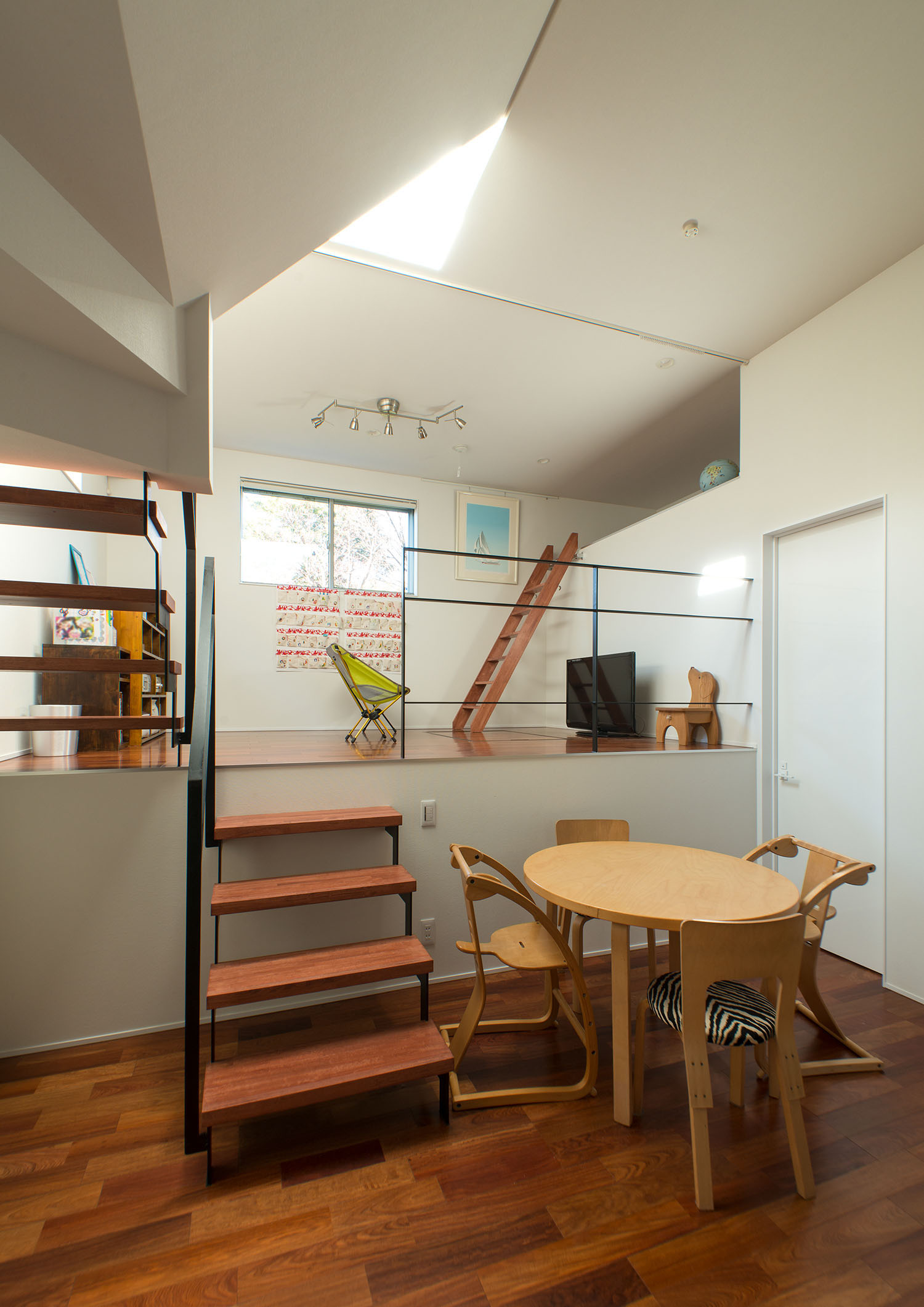 スケルトン階段でスキップフロアを繋いだLDK・デザイン住宅 注文住宅・デザイン住宅建築実例_『CASE625 ヒカリの家』_LDK