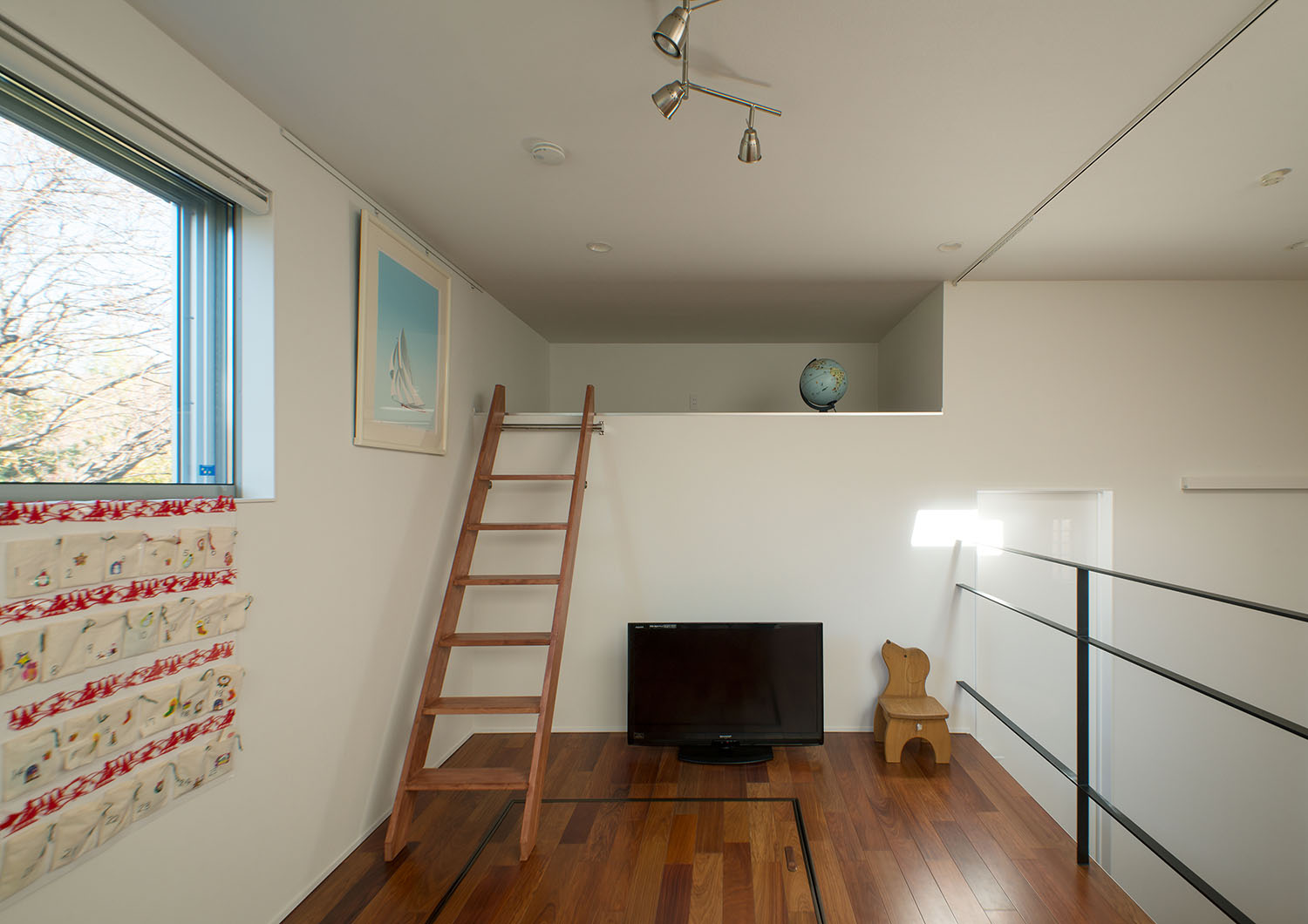 床下収納やロフトがあるフローリングのスキップフロア・デザイン住宅 注文住宅・デザイン住宅建築実例_『CASE625 ヒカリの家』_LDK