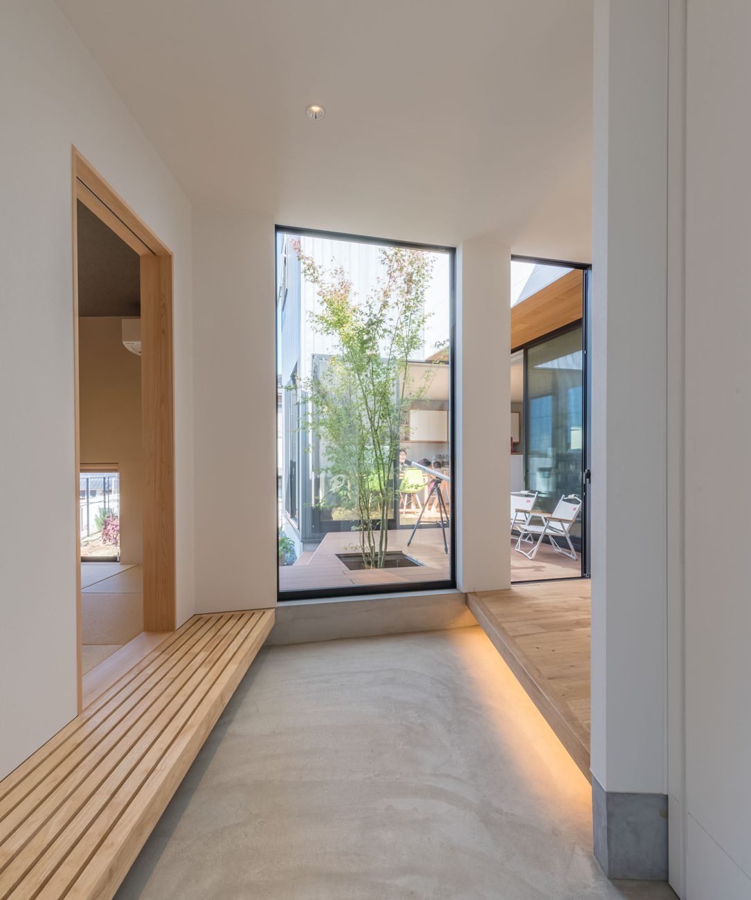 正面に植栽が見える窓がある開放的なモルタル玄関・デザイン住宅 注文住宅・デザイン住宅建築実例_『CASE505 silhouette』_玄関