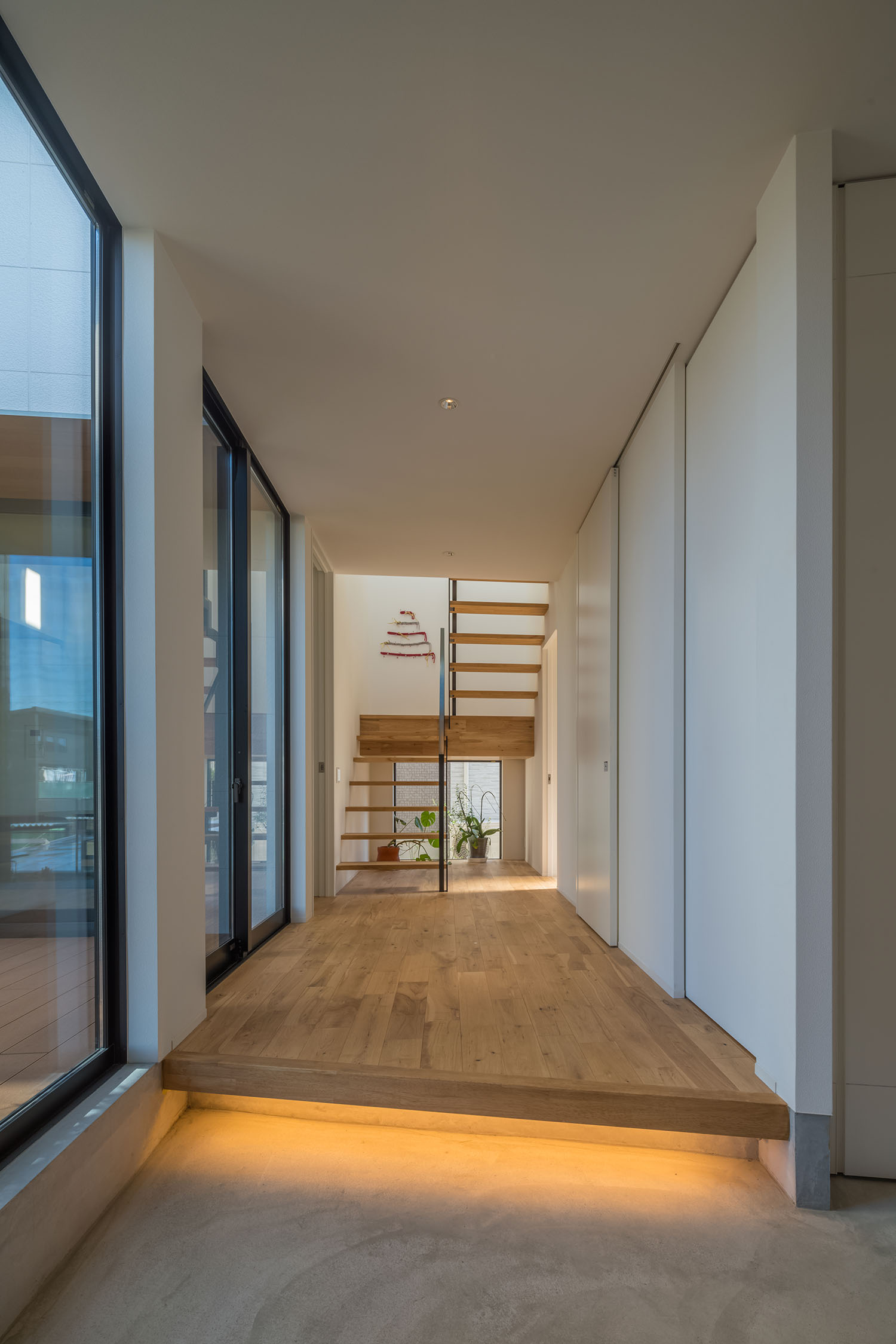 足元に間接照明を取り付けたおしゃれなモルタル玄関・デザイン住宅 注文住宅・デザイン住宅建築実例_『CASE505 silhouette』_玄関