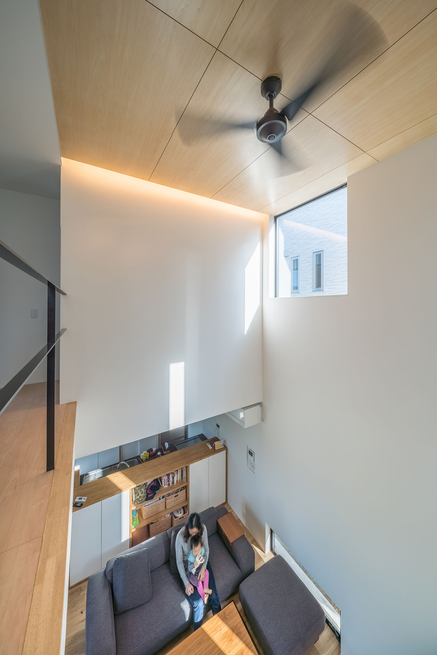 木目の天井にシーリングファンが取り付けられた吹き抜けのLDK・デザイン住宅 注文住宅・デザイン住宅建築実例_『CASE505 silhouette』_LDK