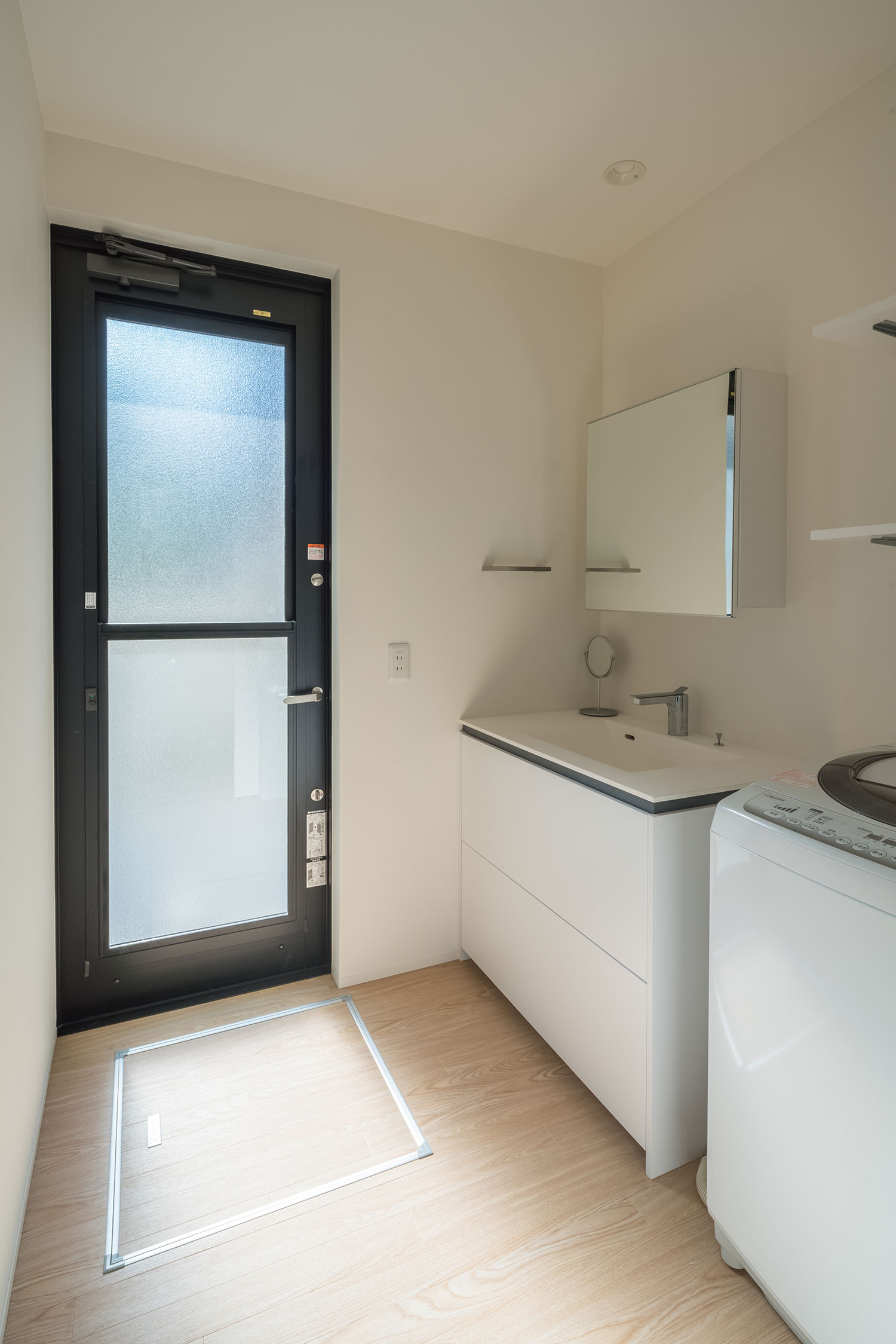 白で統一した清潔感のあるシンプルな洗面所・デザイン住宅 注文住宅・デザイン住宅建築実例_『CASE505 silhouette』_浴室・洗面所