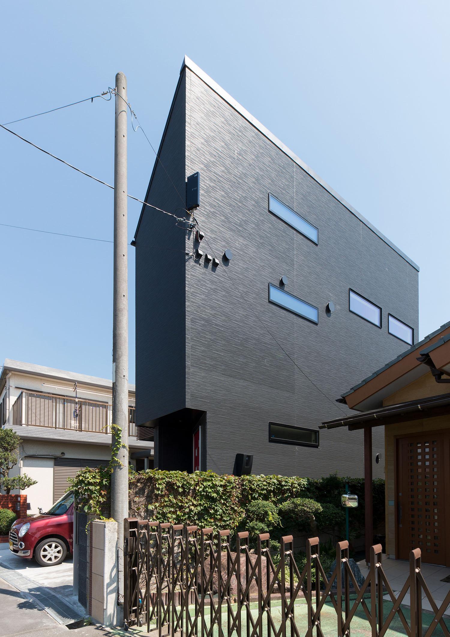 黒い外壁の家の横長のスリット窓がある側面・デザイン住宅 注文住宅・デザイン住宅建築実例_『CASE594 TOOL　BOX』_外観