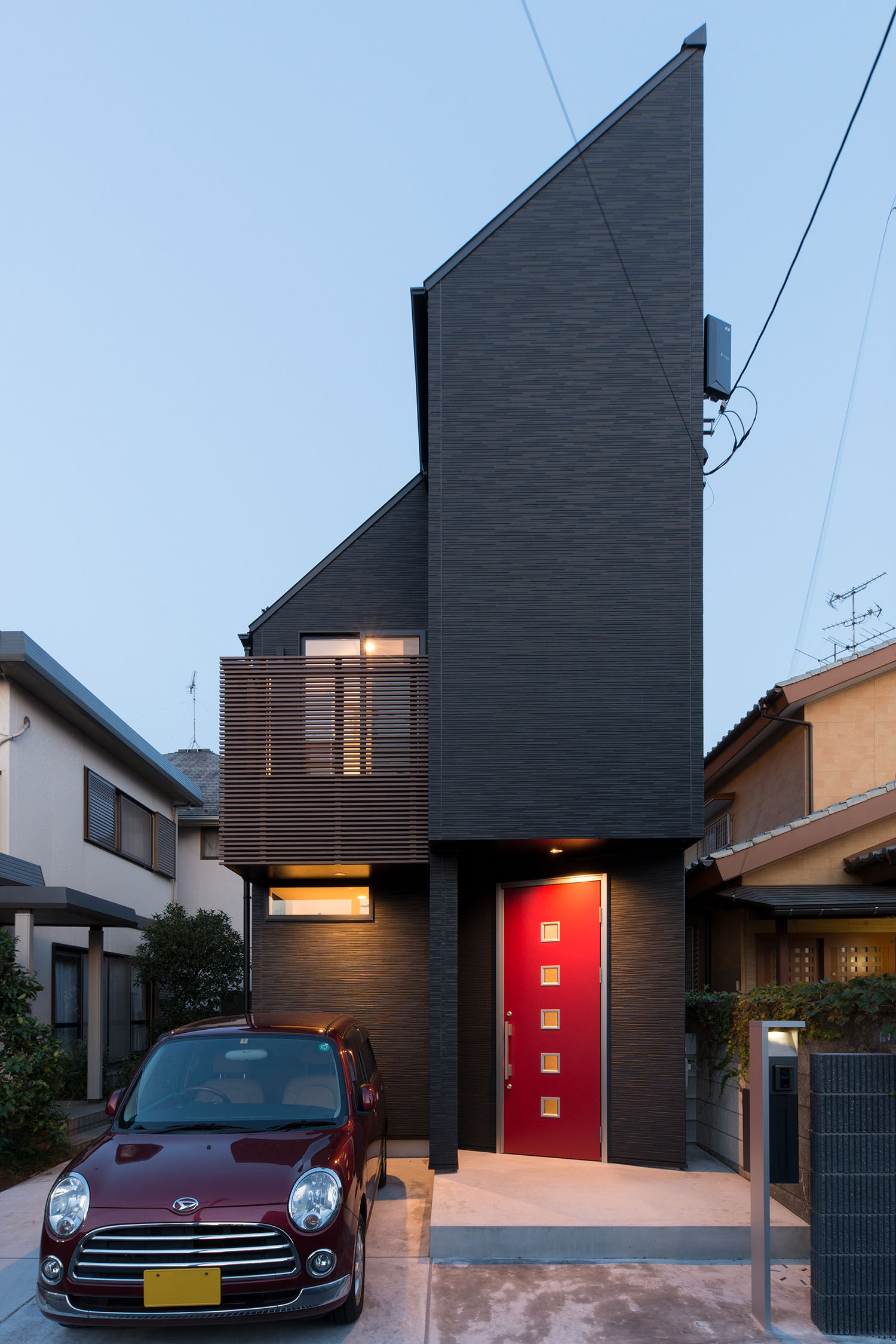 軒天井の照明に照らされる赤い扉付きの玄関・デザイン住宅 注文住宅・デザイン住宅建築実例_『CASE594 TOOL　BOX』_外観