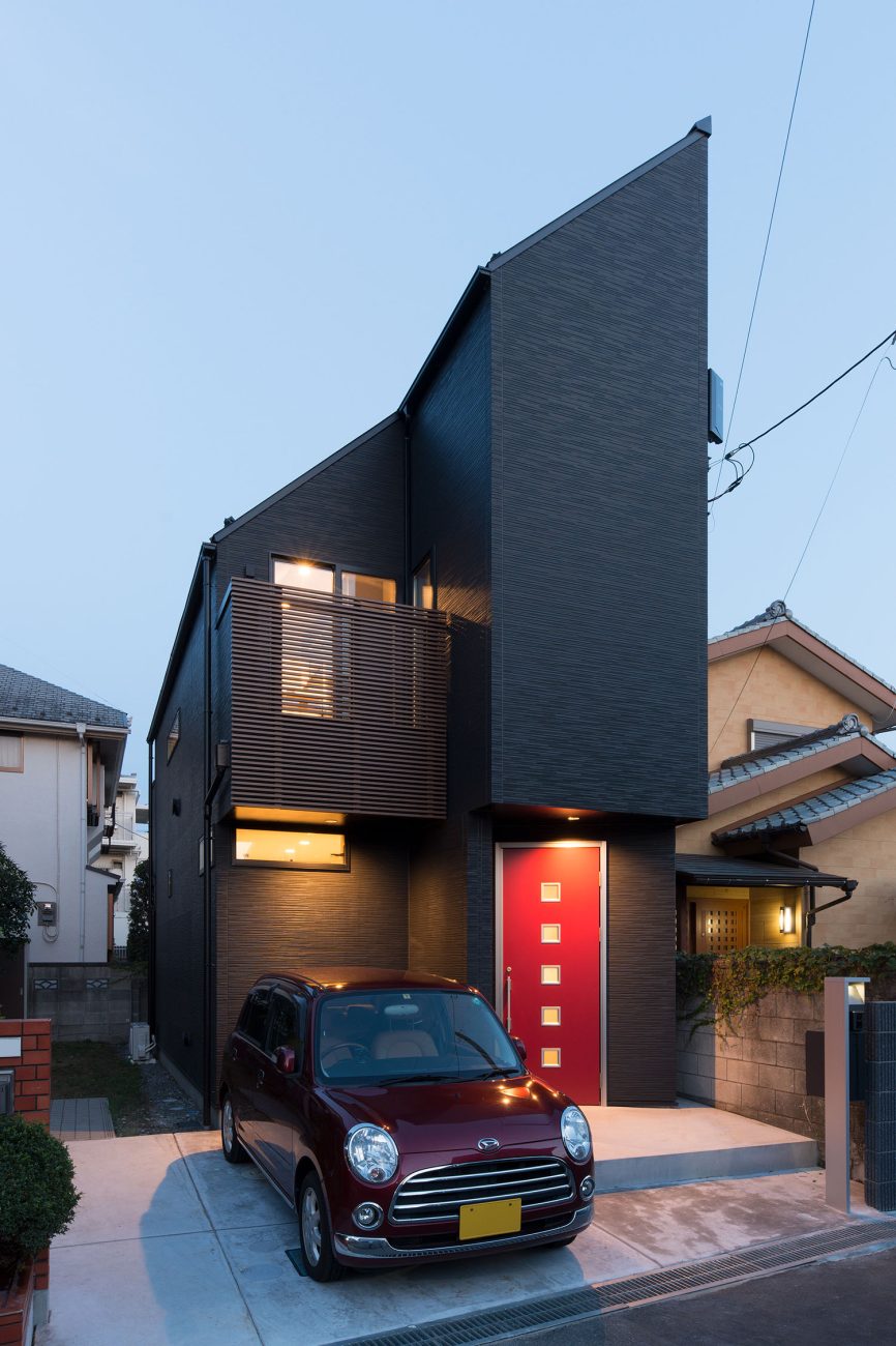 赤い玄関扉やルーバーの目隠し付きのバルコニーがある斜め屋根の家・デザイン住宅 注文住宅・デザイン住宅建築実例_『CASE594 TOOL　BOX』_外観