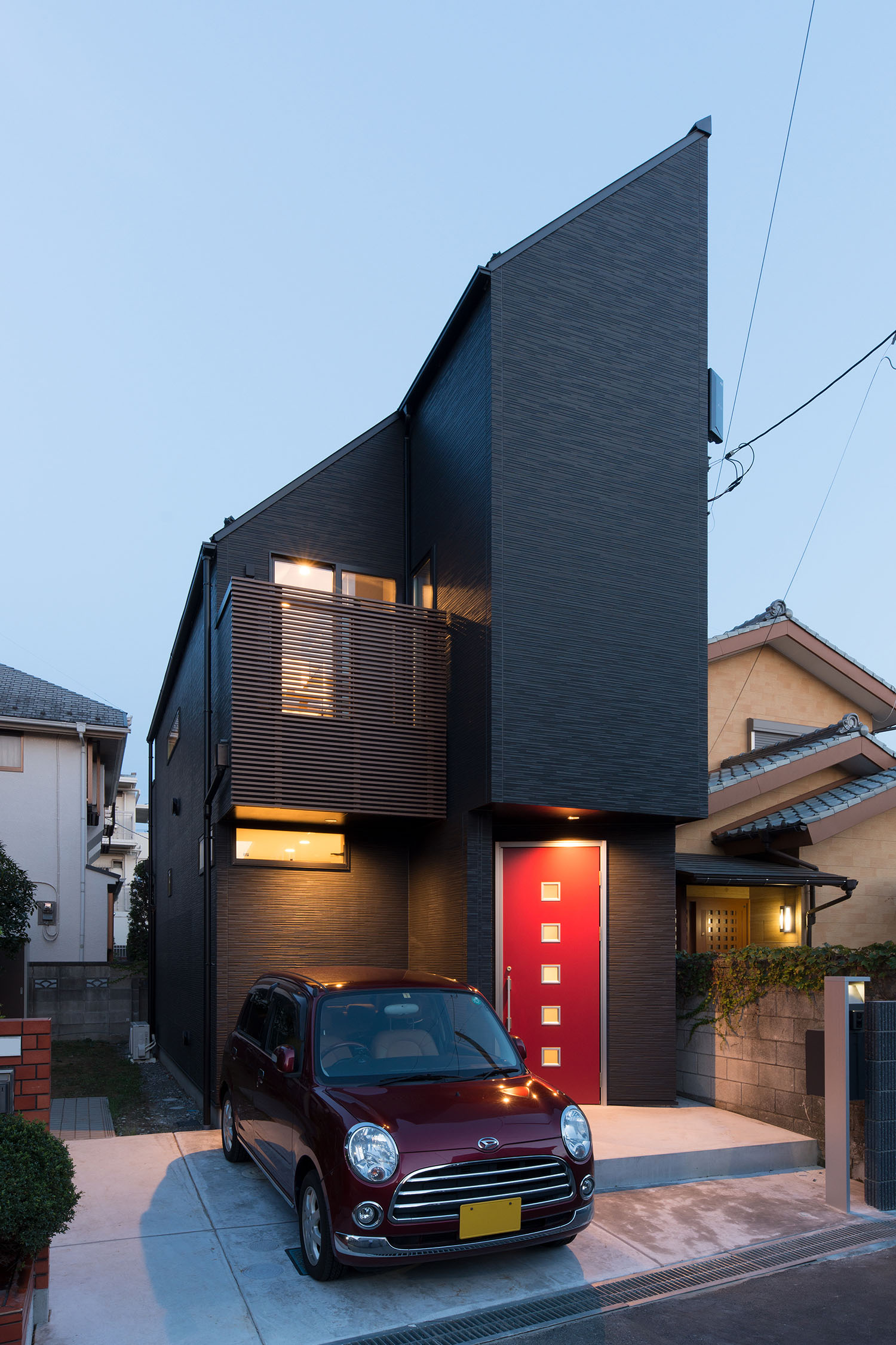 赤い玄関扉やルーバーの目隠し付きのバルコニーがある斜め屋根の家・デザイン住宅 注文住宅・デザイン住宅建築実例_『CASE594 TOOL　BOX』_外観