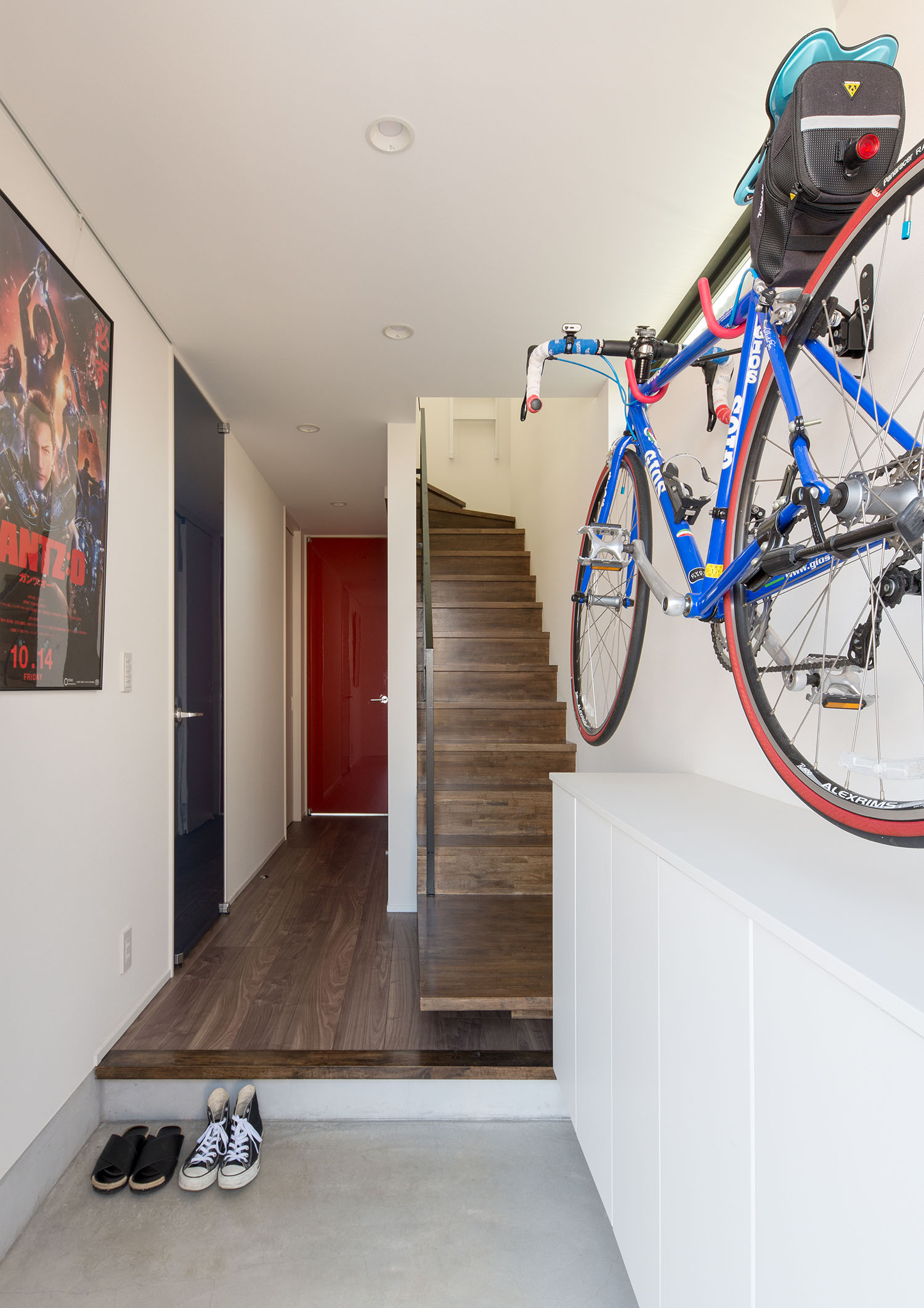 自転車が壁にかけられている正面に階段がある玄関・デザイン住宅 注文住宅・デザイン住宅建築実例_『CASE594 TOOL　BOX』_玄関