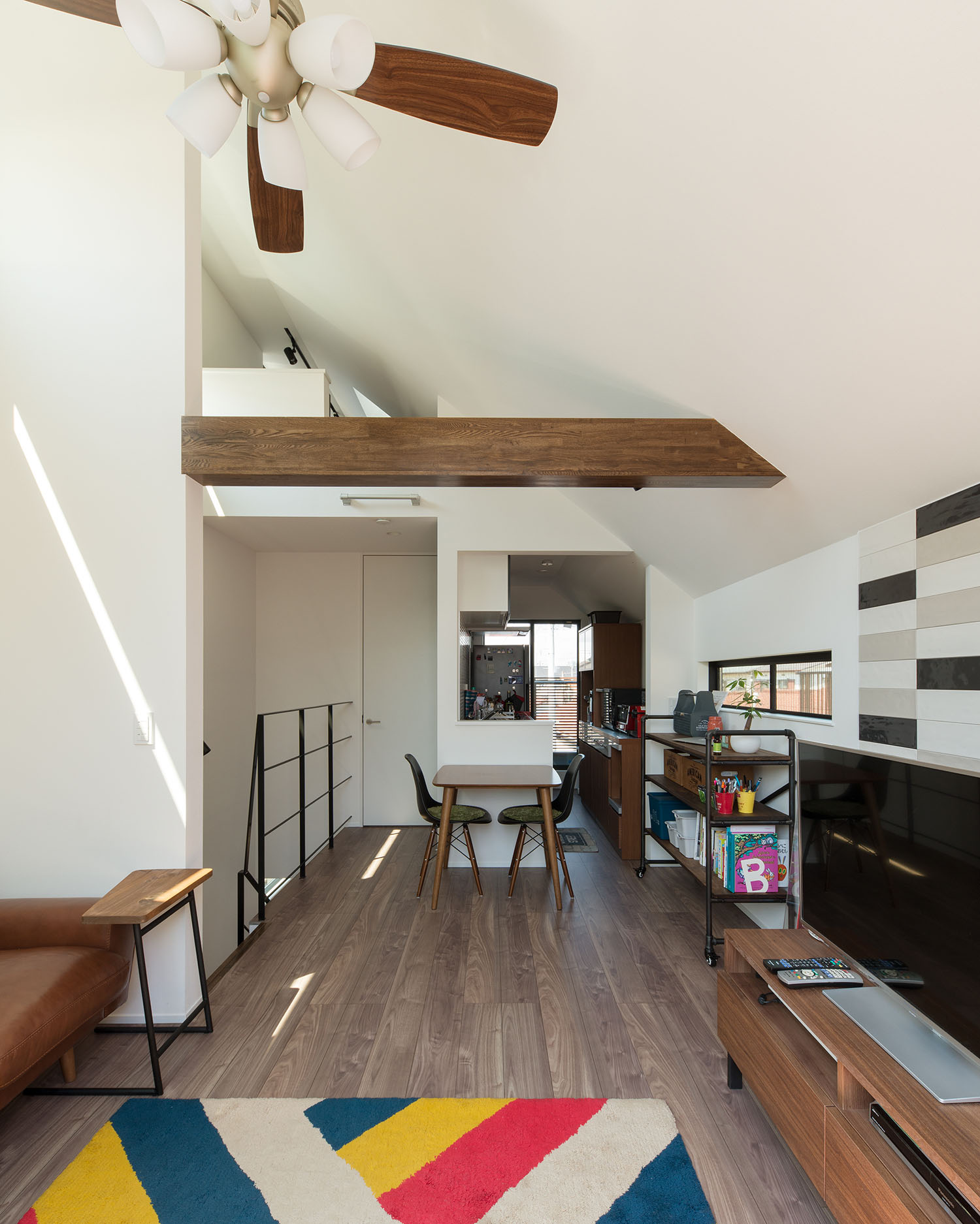 天井に梁が見えているフローリングの二階LDK・デザイン住宅 注文住宅・デザイン住宅建築実例_『CASE594 TOOL　BOX』_LDK