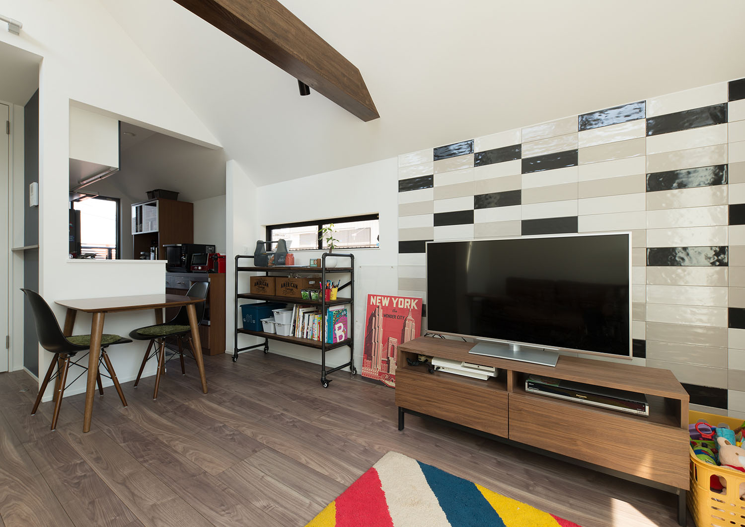 テレビの後ろがタイルのアクセントウォールとなった二階LDK・デザイン住宅 注文住宅・デザイン住宅建築実例_『CASE594 TOOL　BOX』_LDK