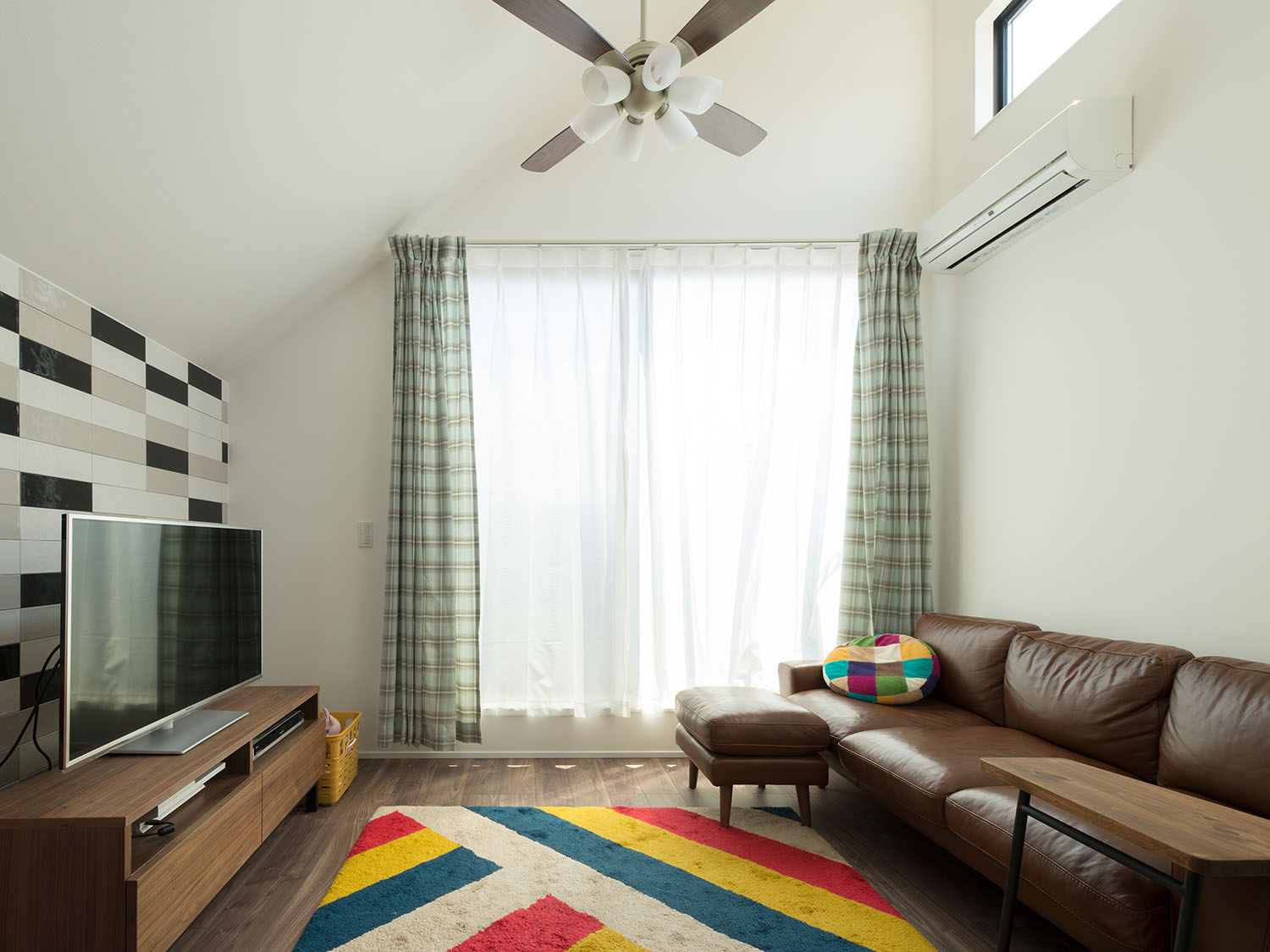 カーテン付きの窓がある高天井のLDK・デザイン住宅 注文住宅・デザイン住宅建築実例_『CASE594 TOOL　BOX』_LDK