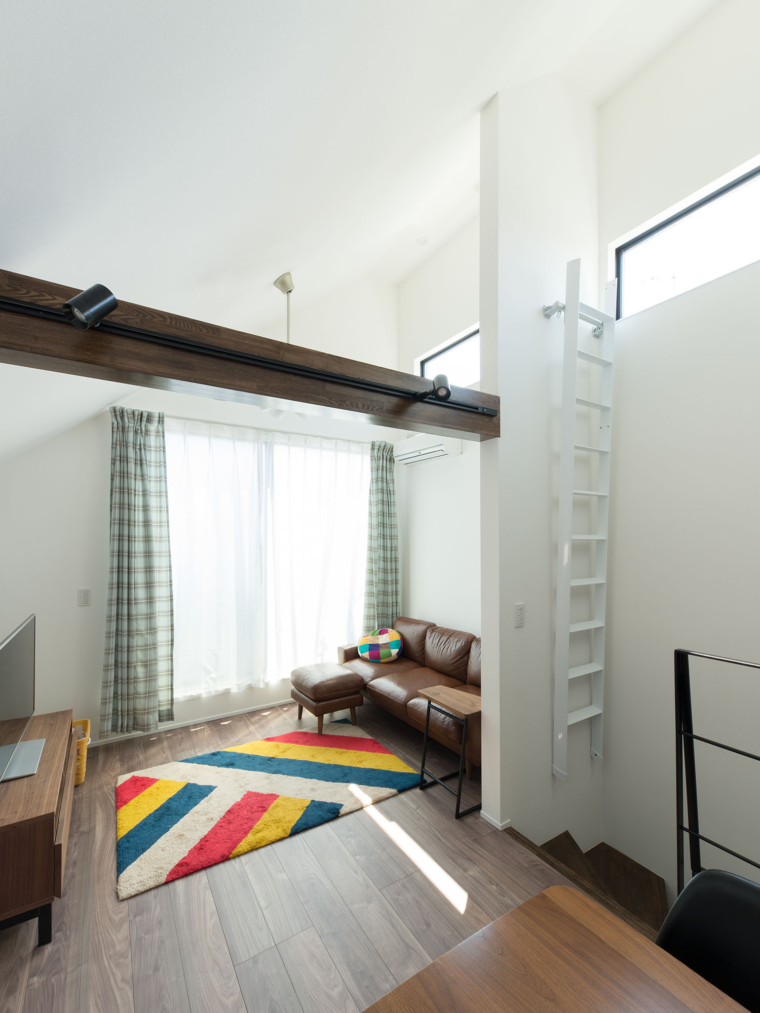 大きな窓とハイサイドライトがある梁見せ天井のLDK・デザイン住宅 注文住宅・デザイン住宅建築実例_『CASE594 TOOL　BOX』_LDK