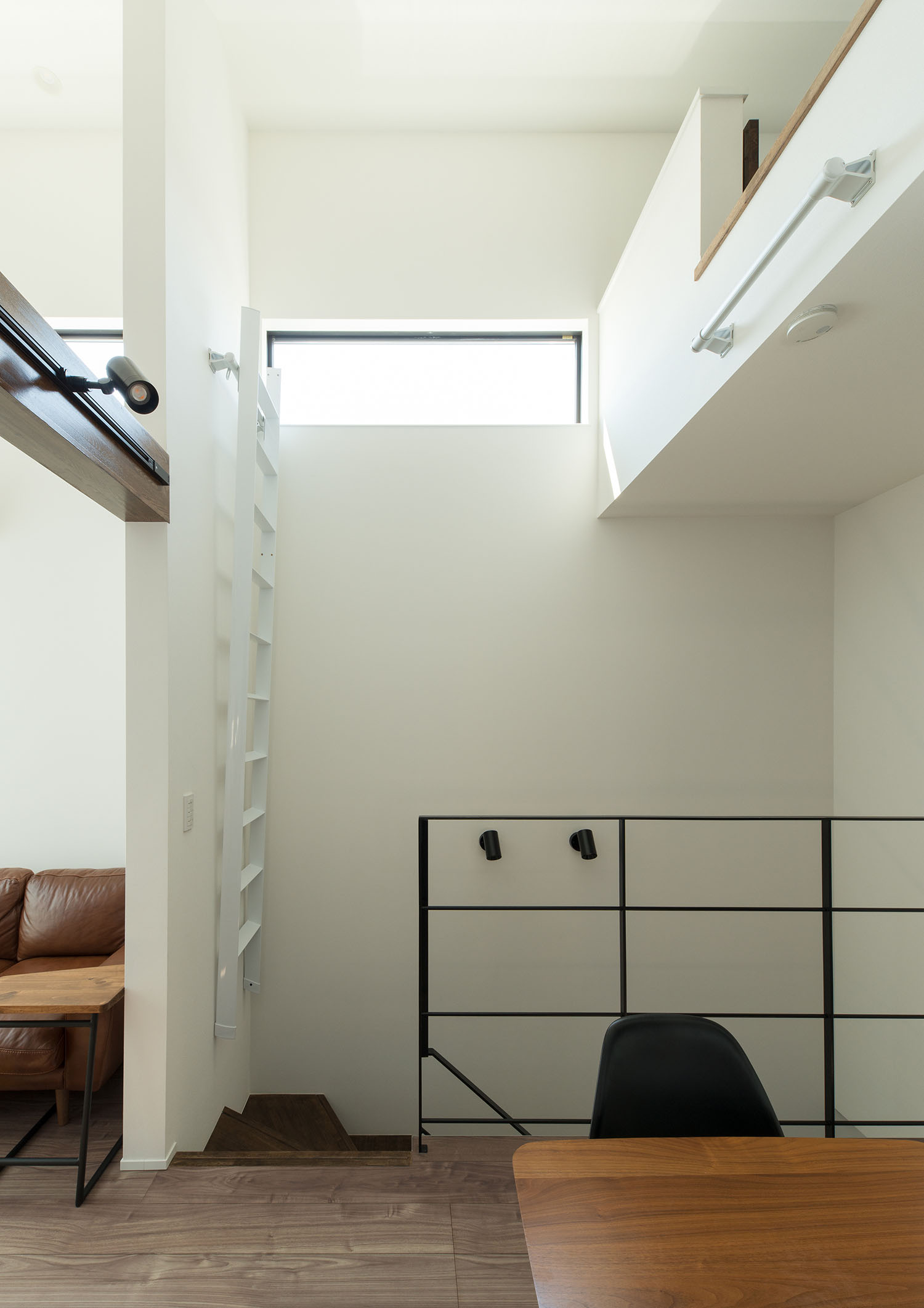 壁にはしごが掛けられたロフトのある二階LDK・デザイン住宅 注文住宅・デザイン住宅建築実例_『CASE594 TOOL　BOX』_LDK