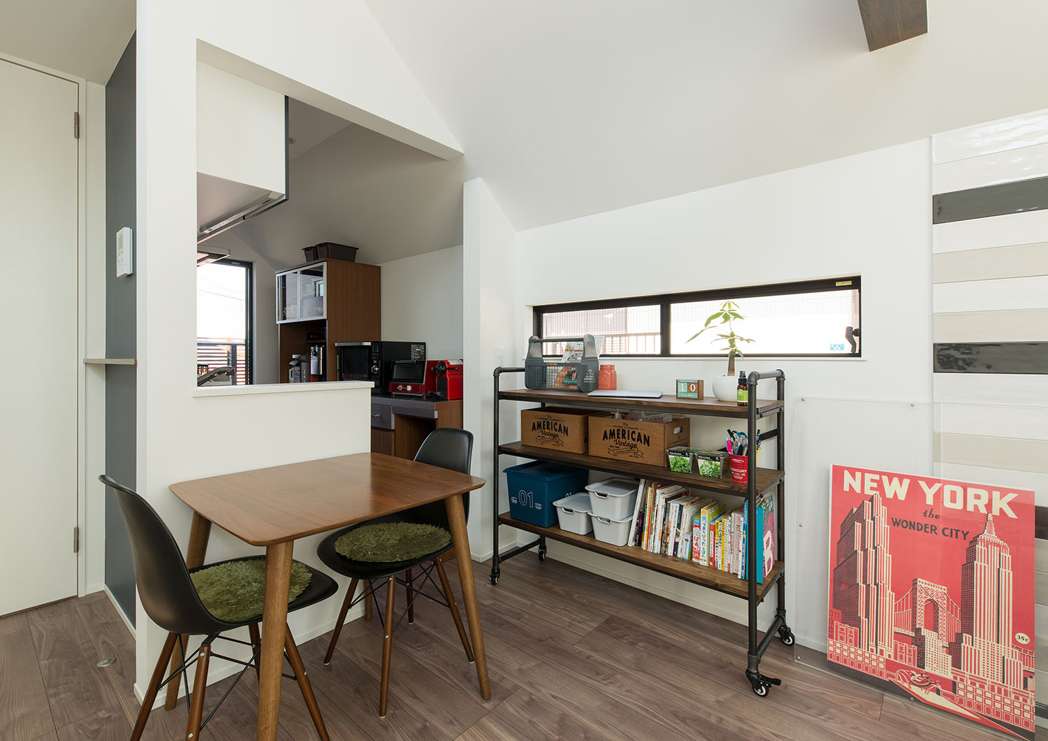 横長のスリット窓がある、二人掛けのダイニングテーブルを置いたLDK・デザイン住宅 注文住宅・デザイン住宅建築実例_『CASE594 TOOL　BOX』_LDK