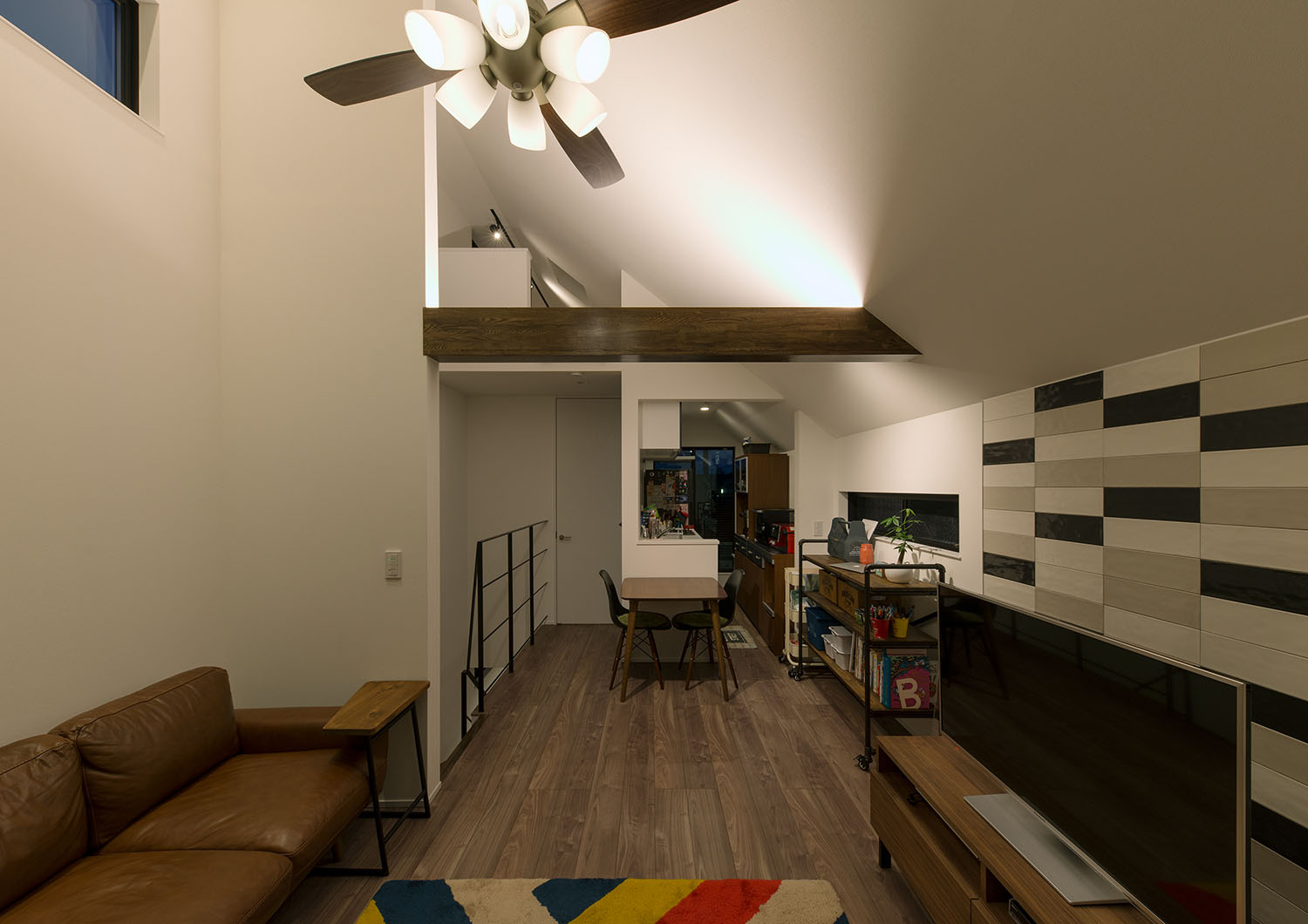 シーリングファンとシャンデリアが一体になった照明があるLDK・デザイン住宅 注文住宅・デザイン住宅建築実例_『CASE594 TOOL　BOX』_LDK