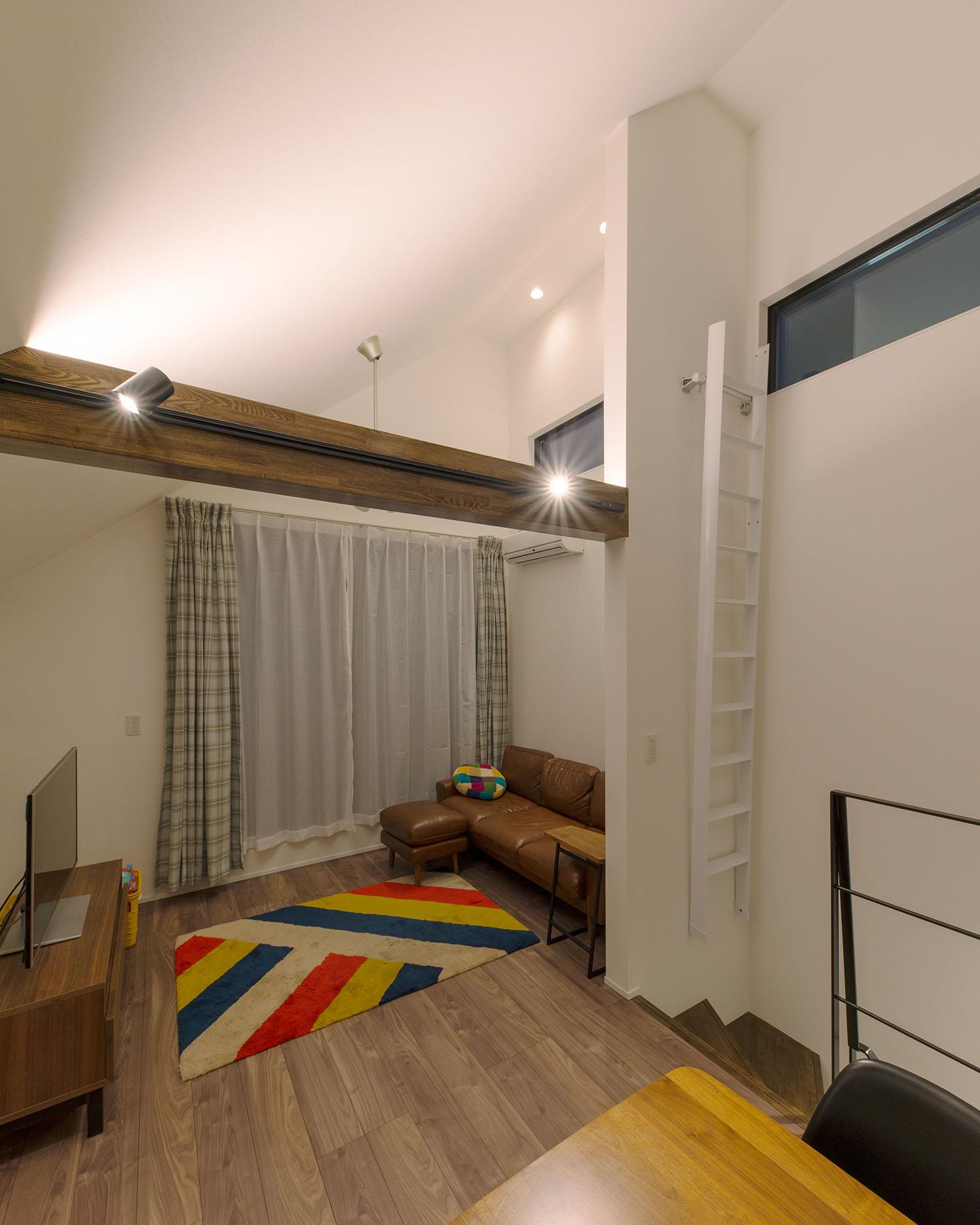 梁にスポットライトが取り付けられた高天井のLDK・デザイン住宅 注文住宅・デザイン住宅建築実例_『CASE594 TOOL　BOX』_LDK