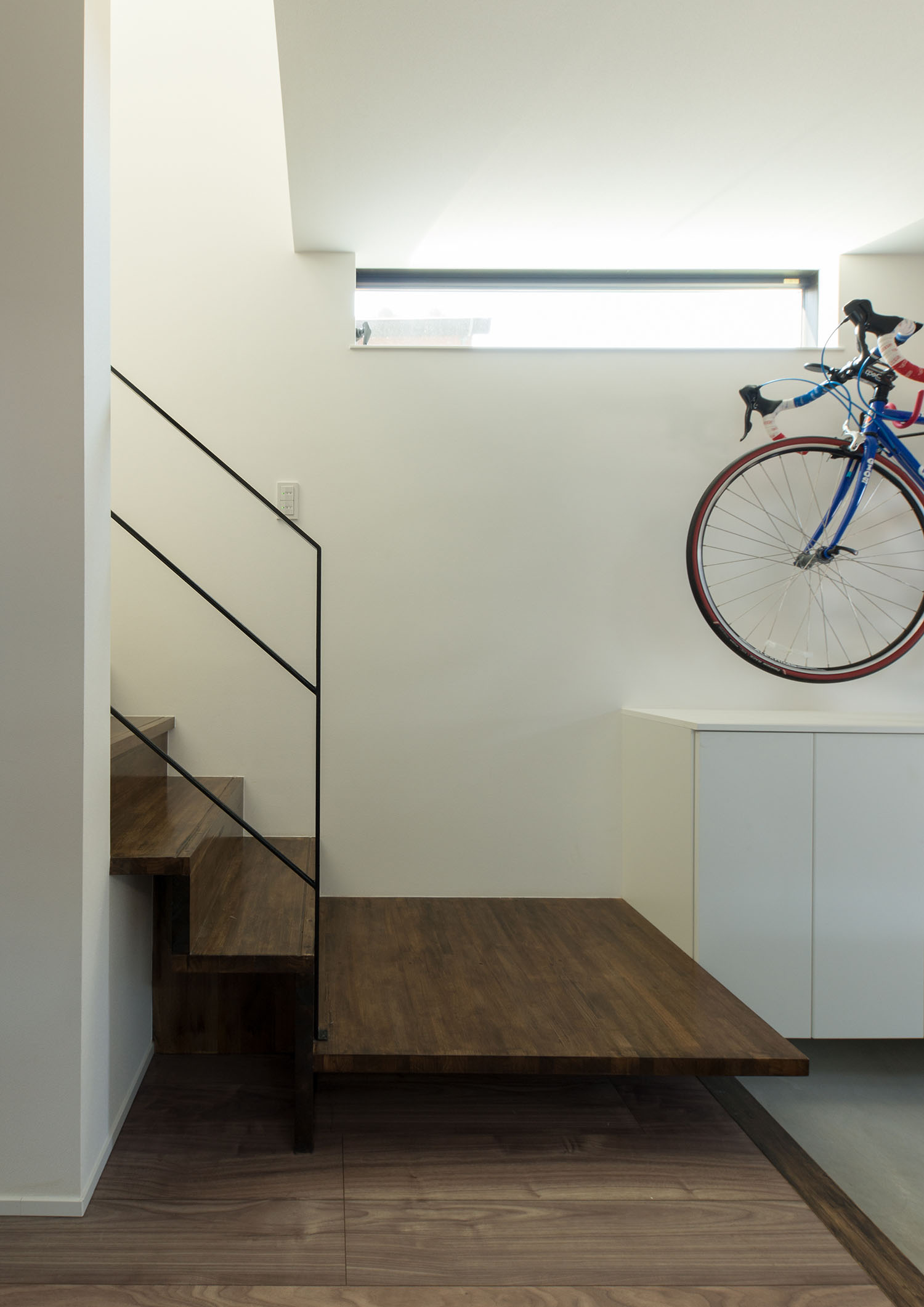 浮いたデザインになっている木製の箱型階段・デザイン住宅 注文住宅・デザイン住宅建築実例_『CASE594 TOOL　BOX』_階段