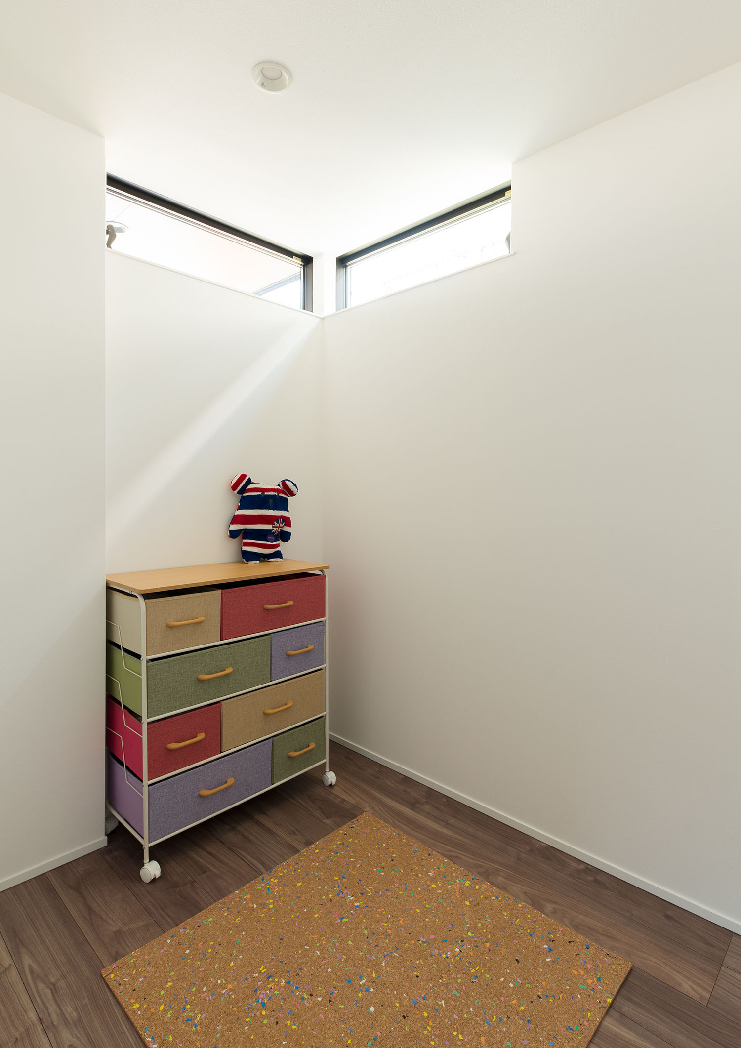 ハイサイドライトが二方向に設けられたカラフルな収納ボックスのある子供部屋・デザイン住宅 注文住宅・デザイン住宅建築実例_『CASE594 TOOL　BOX』_子供部屋