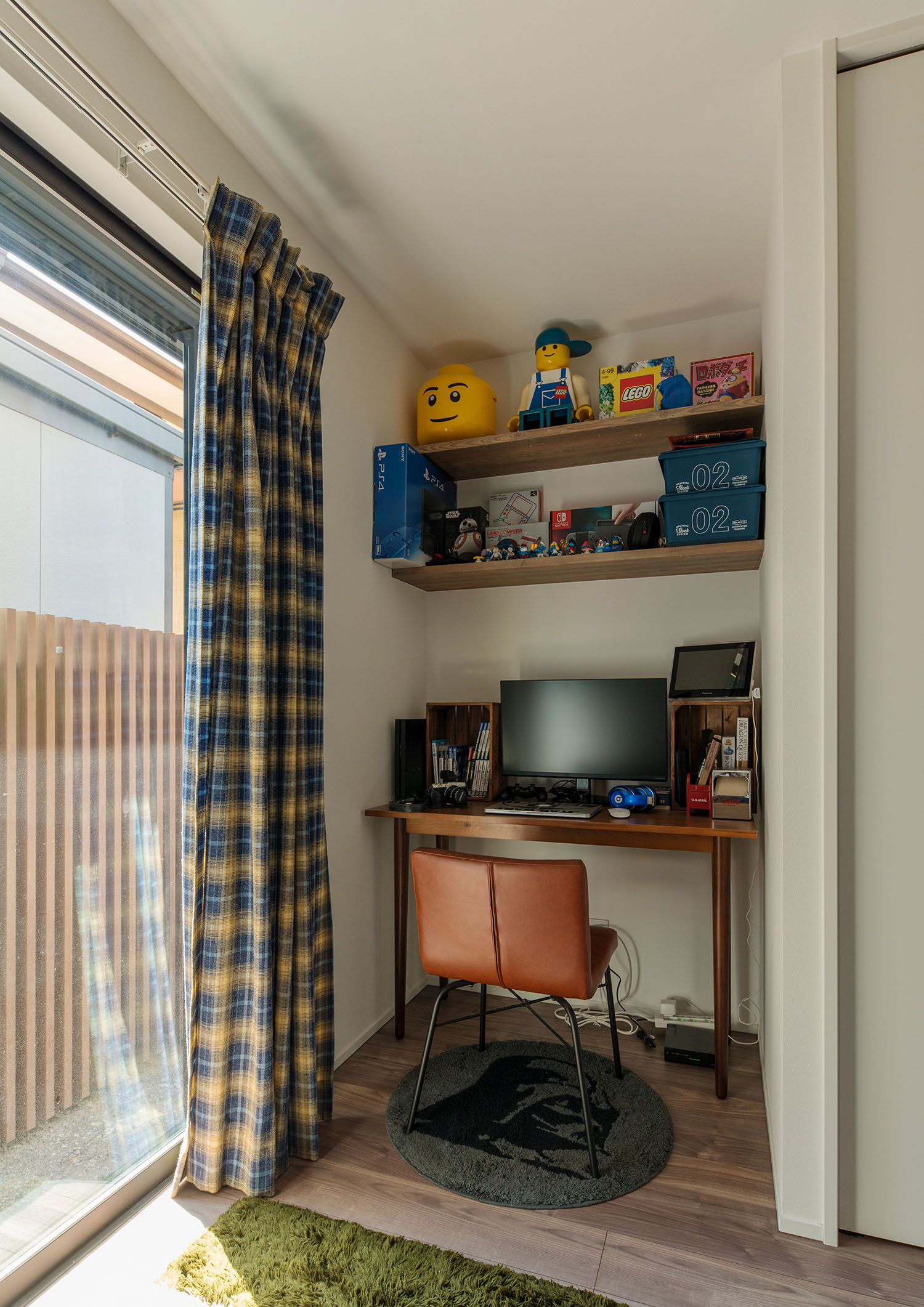 壁付けのデスクと棚がある窓付きの書斎・デザイン住宅 注文住宅・デザイン住宅建築実例_『CASE594 TOOL　BOX』_書斎