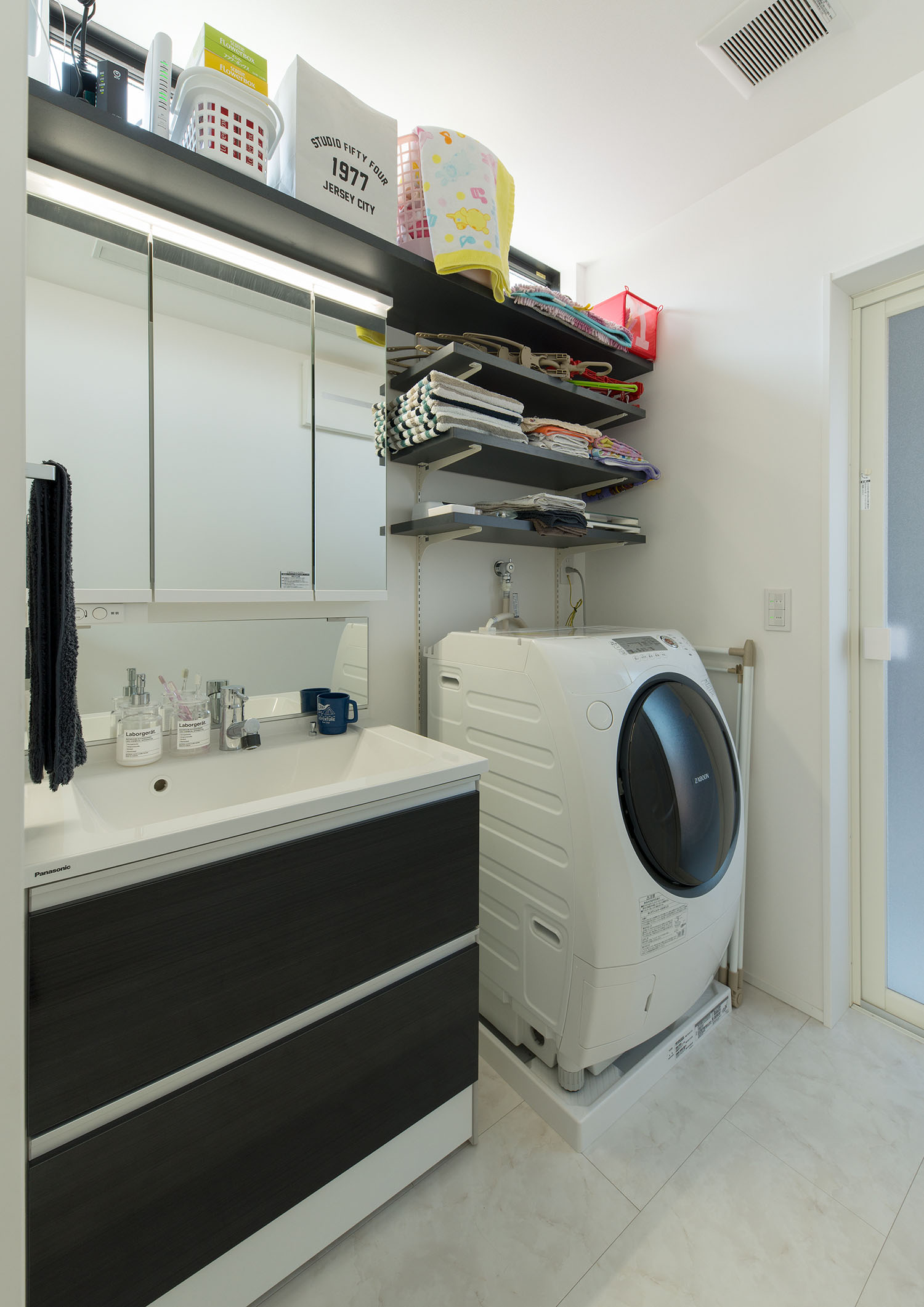 壁付け棚を多く設けた洗面所・デザイン住宅 注文住宅・デザイン住宅建築実例_『CASE594 TOOL　BOX』_浴室・洗面所