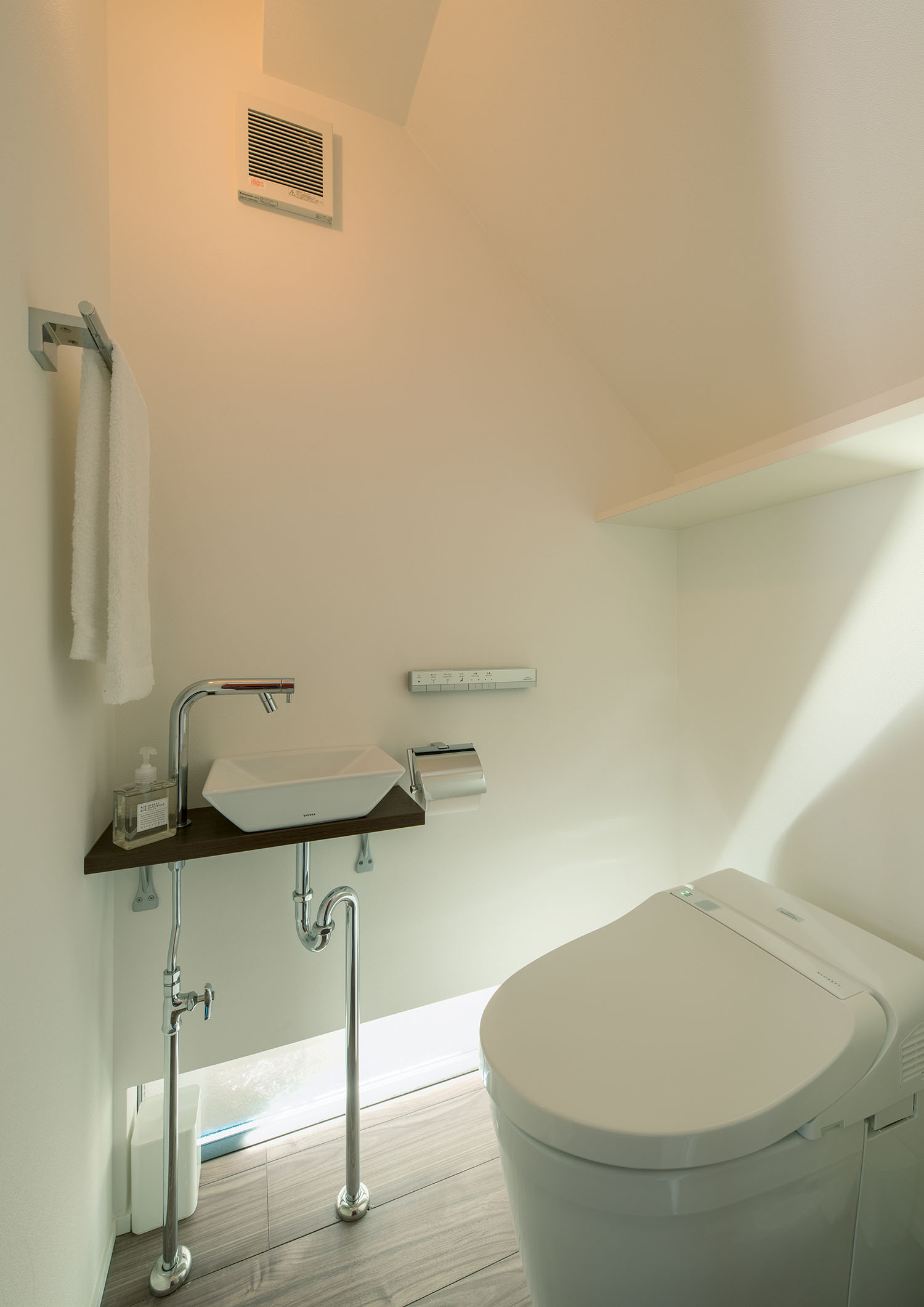 地窓がある薄型手洗い付きのトイレ・デザイン住宅 注文住宅・デザイン住宅建築実例_『CASE594 TOOL　BOX』_トイレ