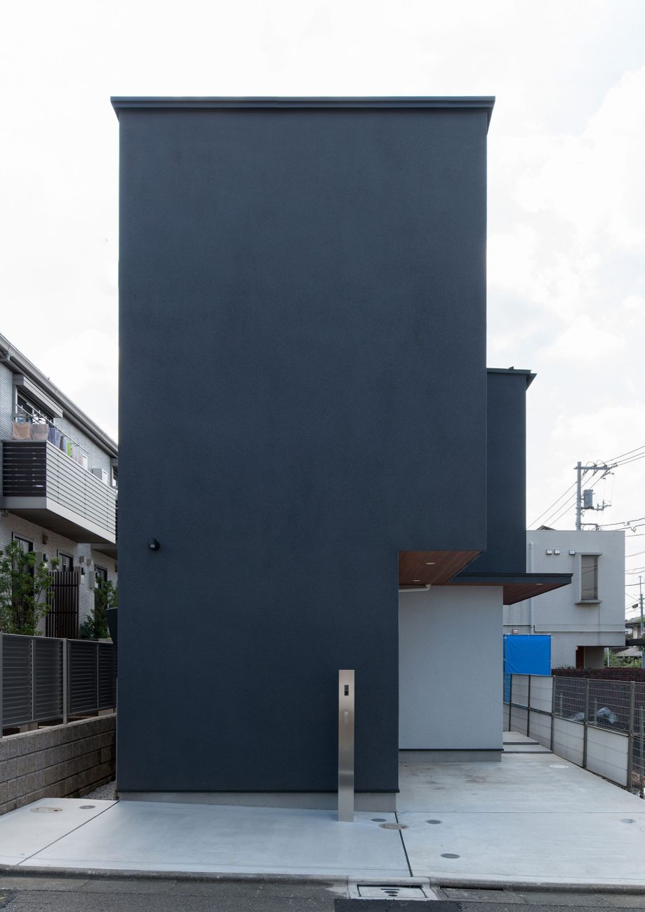 ネイビーとグレーの外壁で窓のない家・デザイン住宅 注文住宅・デザイン住宅建築実例_『CASE597 Ambiguous Expression』_外観