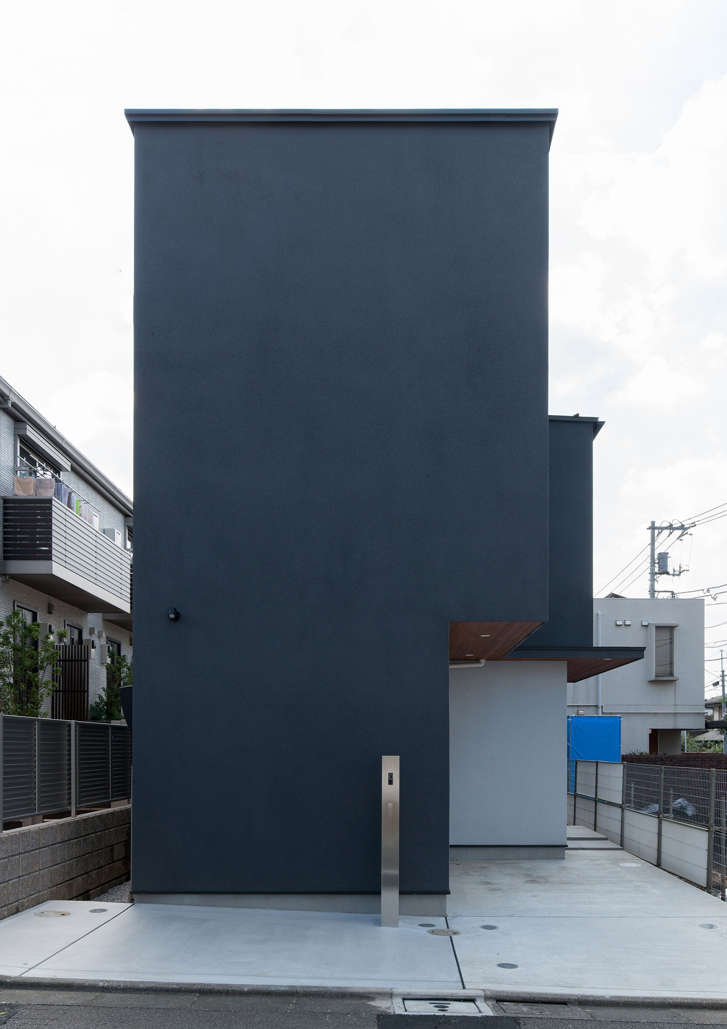 ネイビーとグレーの外壁で窓のない家・デザイン住宅 注文住宅・デザイン住宅建築実例_『CASE597 Ambiguous Expression』_外観